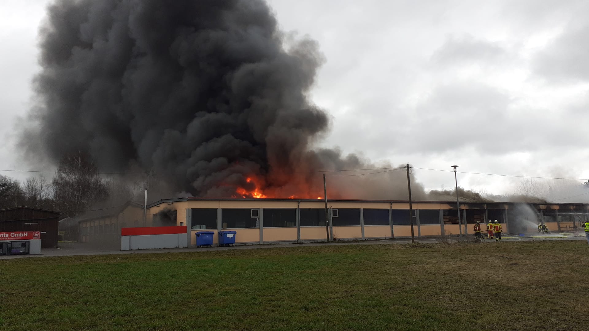 Großbrand in ehemaligen Fabrikationsgebäude in Schwarzenbach