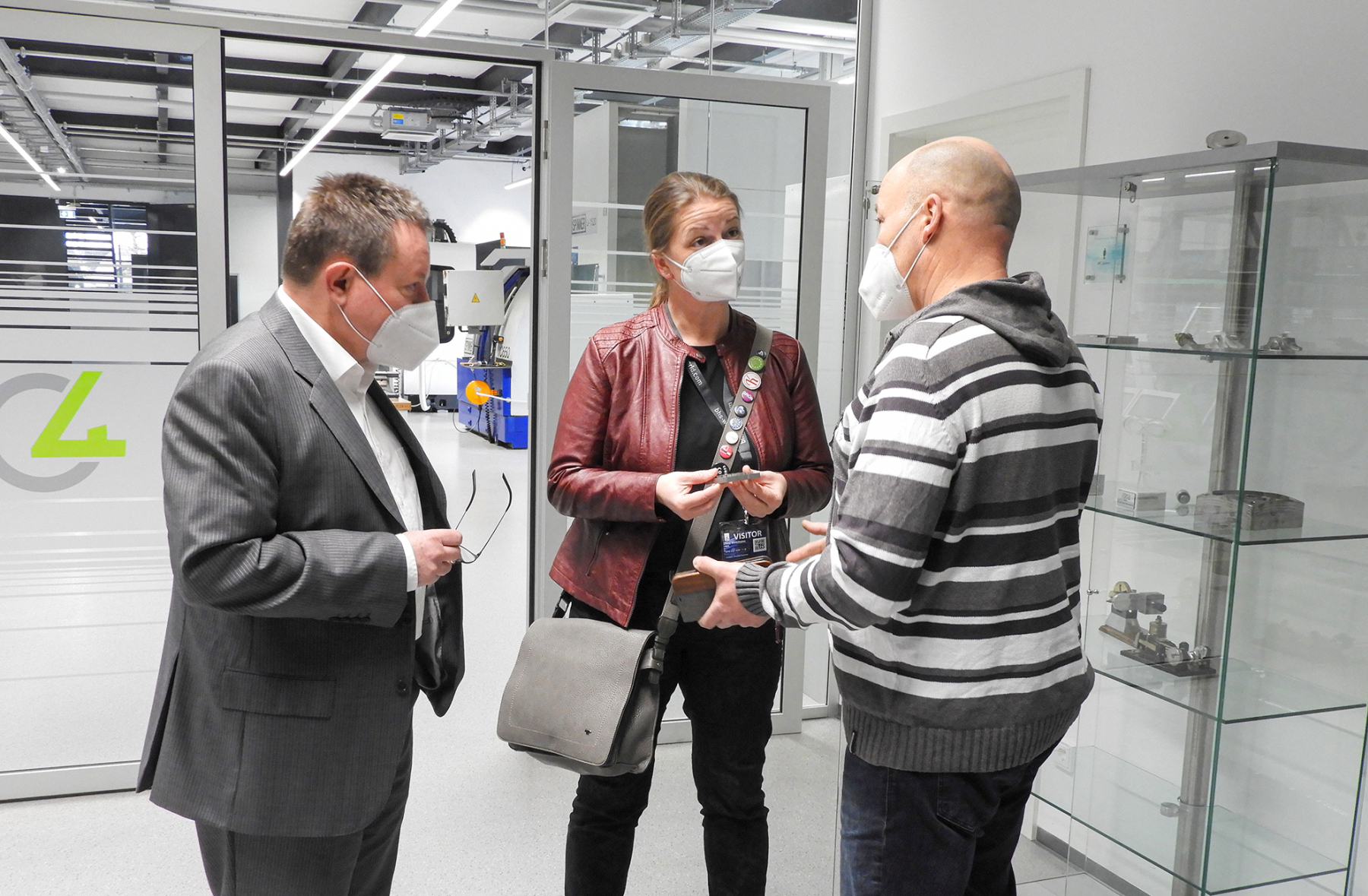 MdB Tina Winklmann (Mitte) ist begeistert von den neuen Bildungsmöglichkeiten im Science Park C4, die von Prof. Dr. Erich Bauer (links) und Ausbildungsleiter Horst Lindner (rechts) bei einem Gebäuderundgang präsentiert wurden Bild: Sebastian Gmeiner / LUCE