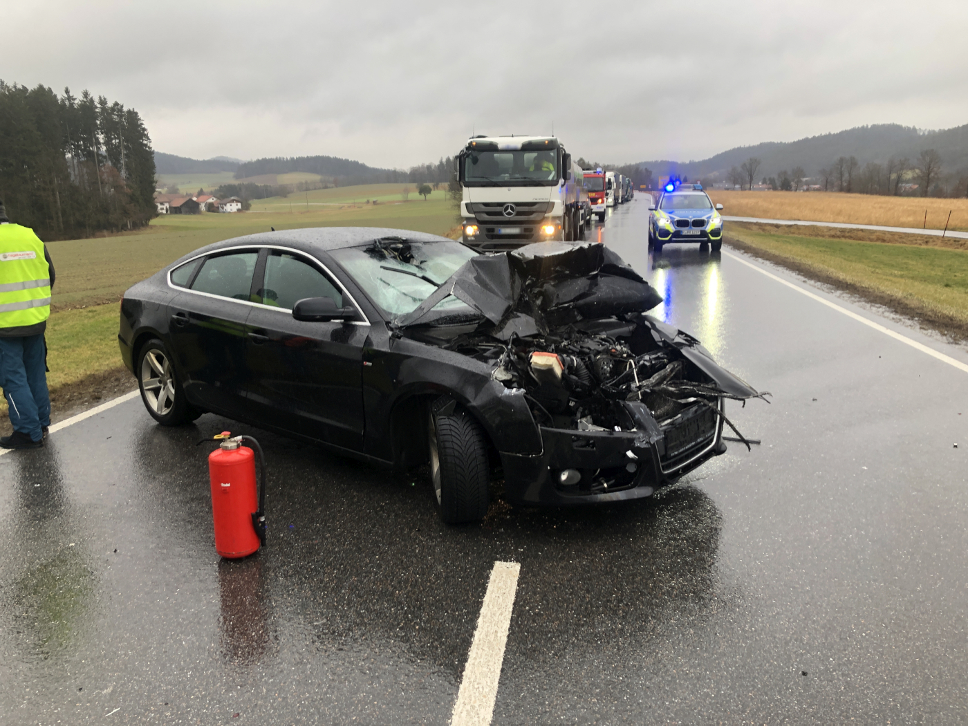 Eine Frau wurde bei dem Unfall leicht verletzt und ins Krankenhaus verbracht Foto: Feuerwehr Landkreis Cham