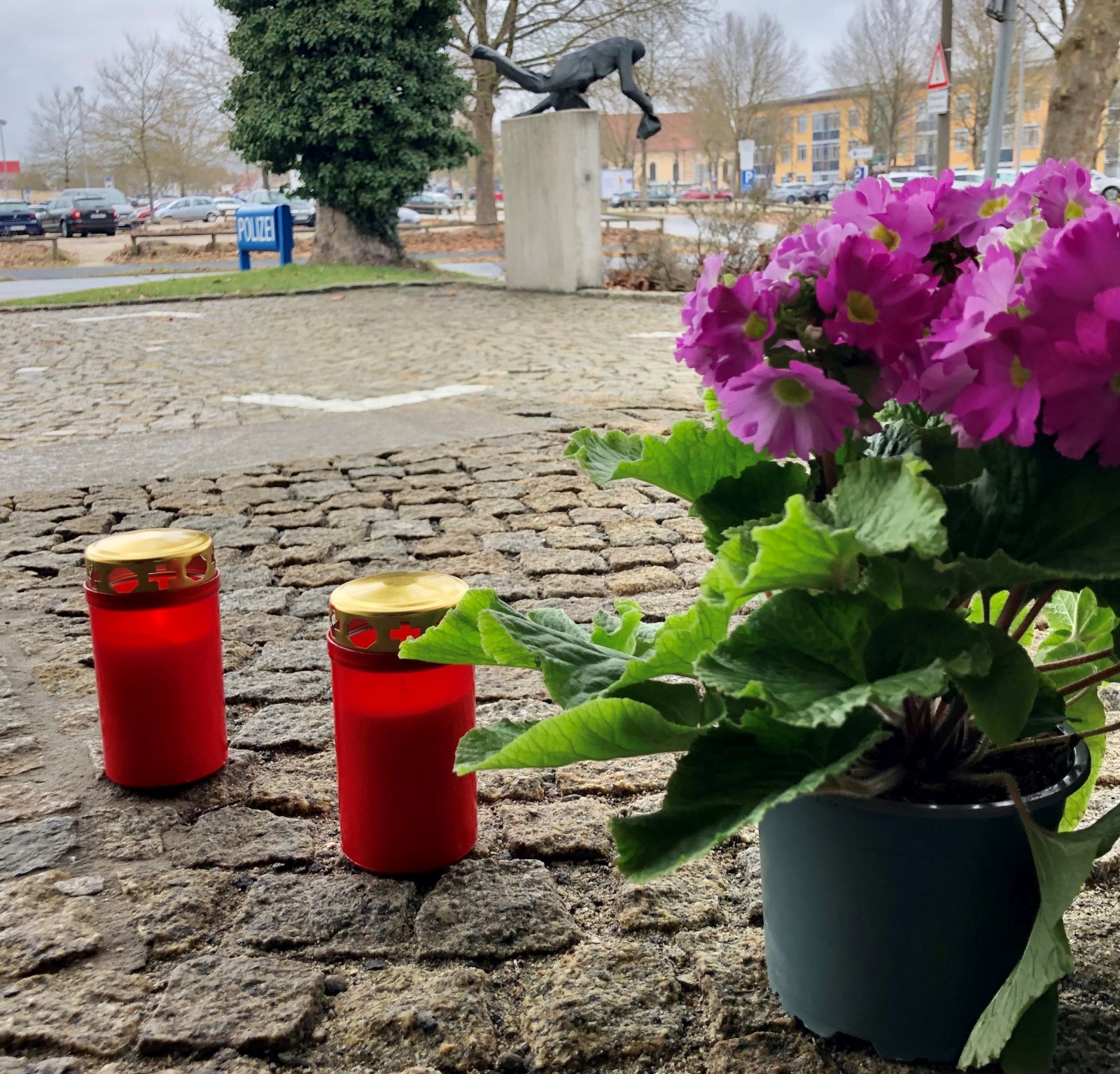 Kerzen und Blumen vor der Polizeiinspektion Neumarkt