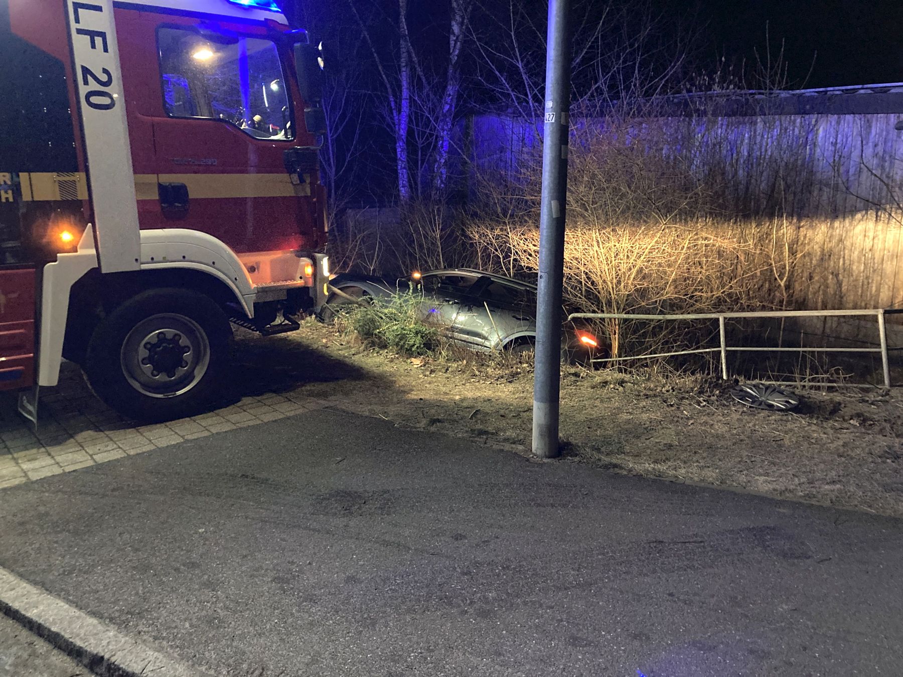 Der Audi musste durch die Feuerwehr gegen weiteres Abrutschen gesichert werden Foto: Polizei Sulzbach-Rosenberg