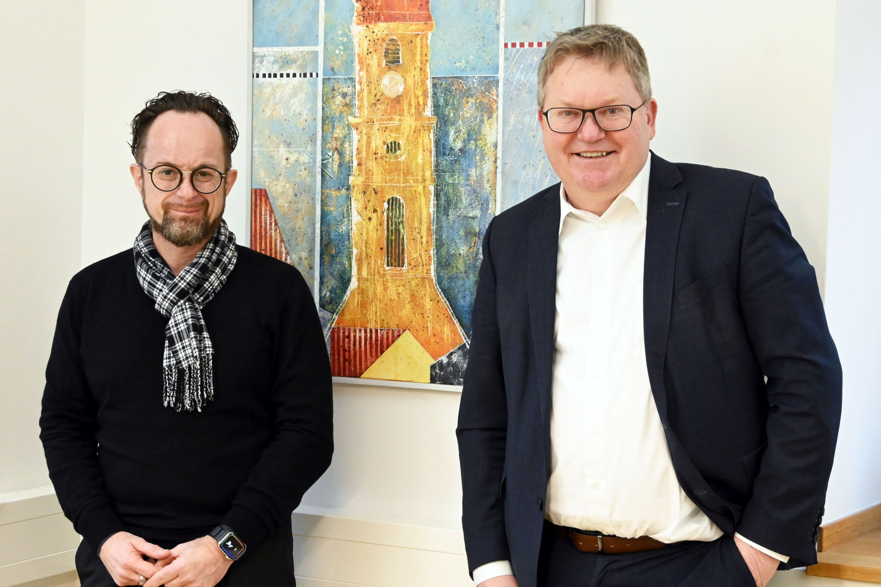 Oberbürgermeister Michael Cerny (rechts) und Achim Uhl, der zum 1. November 2021 die Leitung des Landesamts für Pflege in Amberg übernommen hat Foto: Susanne Schwab, Stadt Amberg
