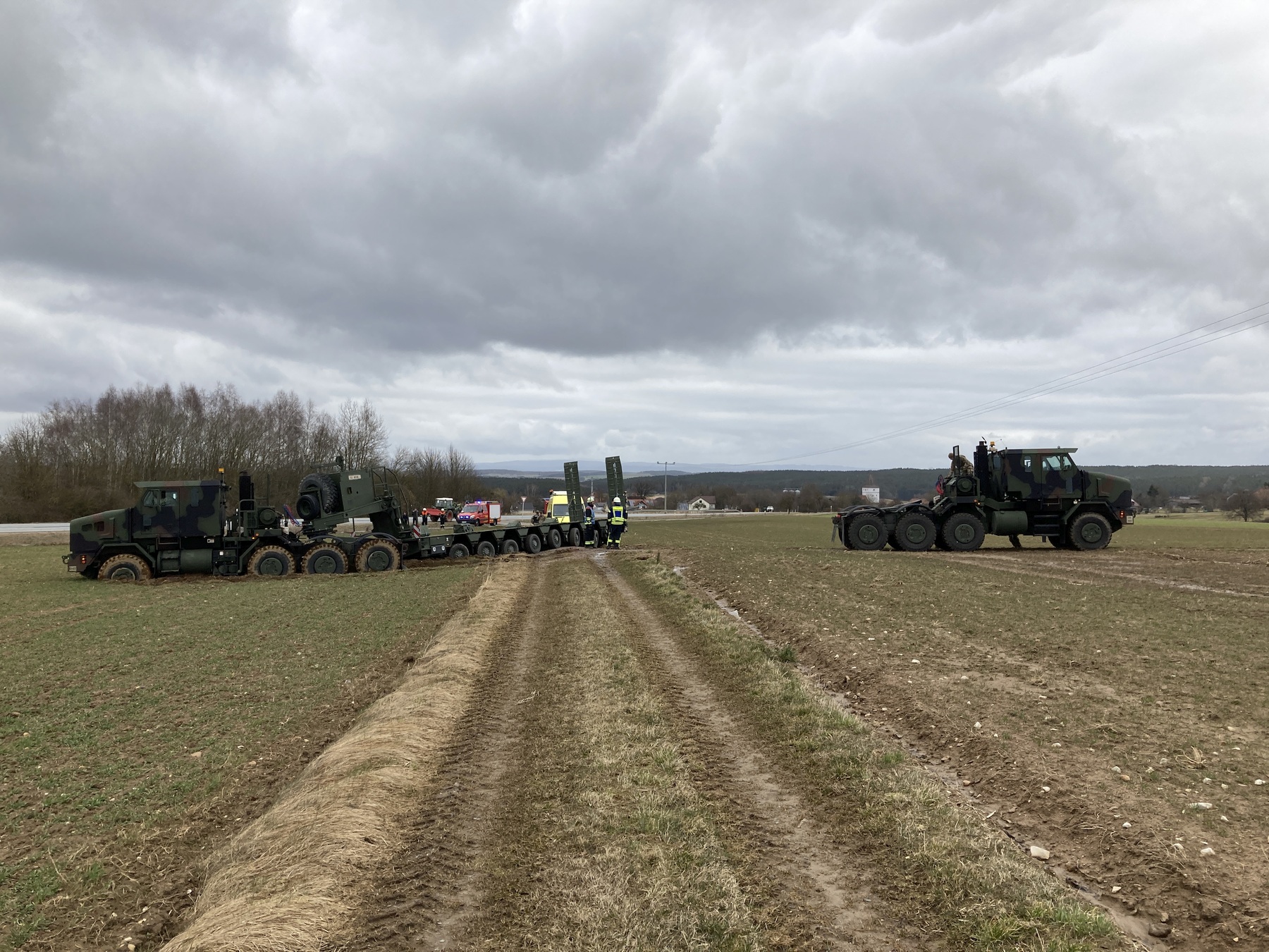 Auf dem weichen Untergrund fuhr sich der LKW schnell fest Foto: Polizei Auerbach