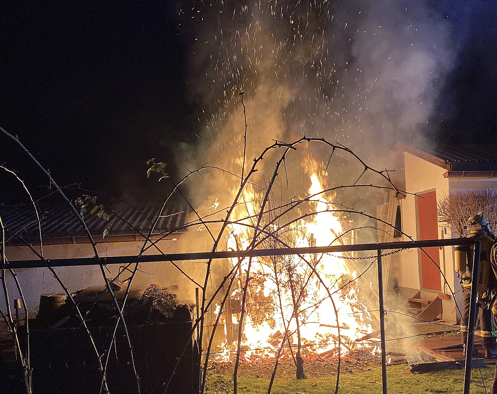 Die Gartenhütte stand beim Eintreffen der Rettungskräfte bereits in Vollbrand Foto: Polizei Amberg