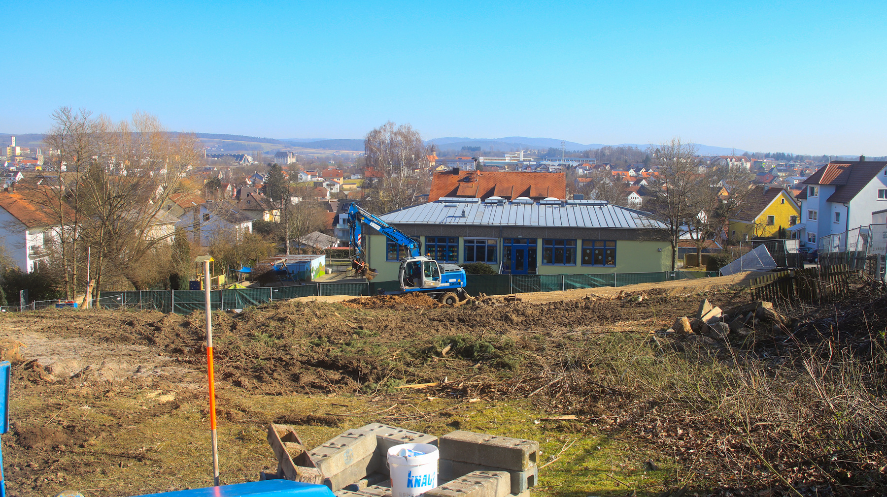 Blick über die Baustelle und das alte Kindergartengebäude Foto: © Pressedienst Wagner