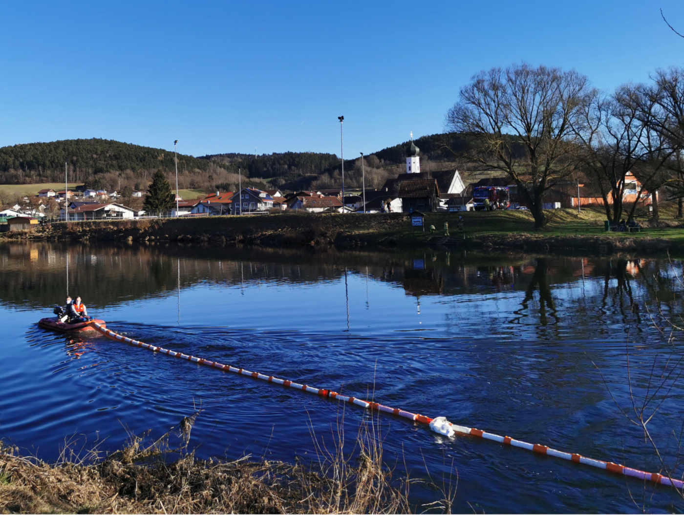 Öl im Fluss Regen bei Blaibach