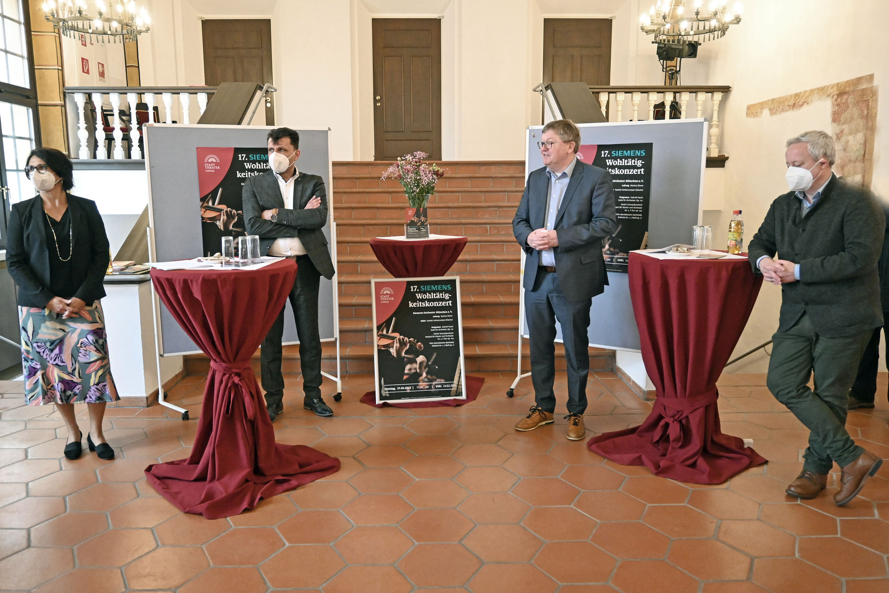 Personalleiterin Ramona Grosser und Betriebsleitungssprecher Hans-Peter Scharl vom Siemens-Werk Amberg sowie Oberbürgermeister Michael Cerny und Kulturreferent Dr. Fabian Kern für die Stadt Amberg präsentierten das Programm des 17. Siemens-Wohltätigkeitskonzerts am 27. März im Stadttheater Foto: Susanne Schwab, Stadt Amberg