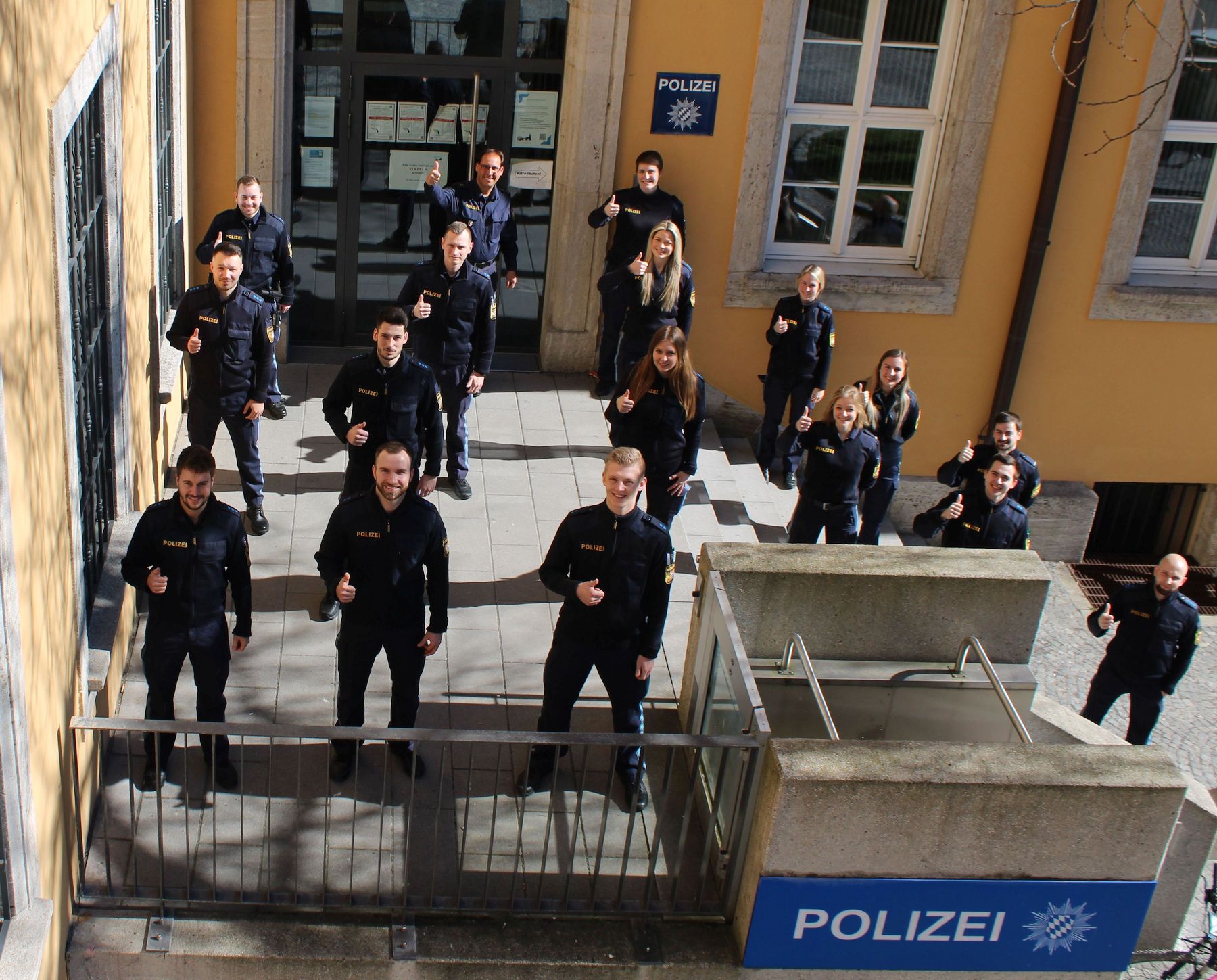 Die Dienststellenleitung mit den Neuzugängen der PI Regensburg Süd an ihrem künftigen Arbeitsplatz Foto: Geißler, PI Regensburg Süd