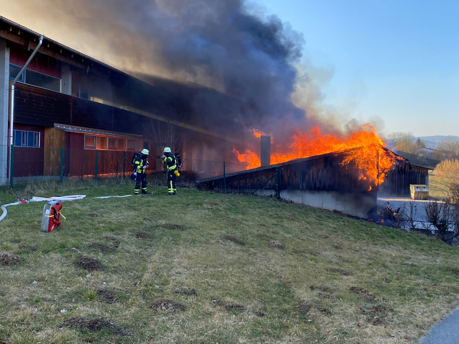 Die Lagerhalle brannte vollkommen nieder Foto: Feuerwehr Landkreis Cham