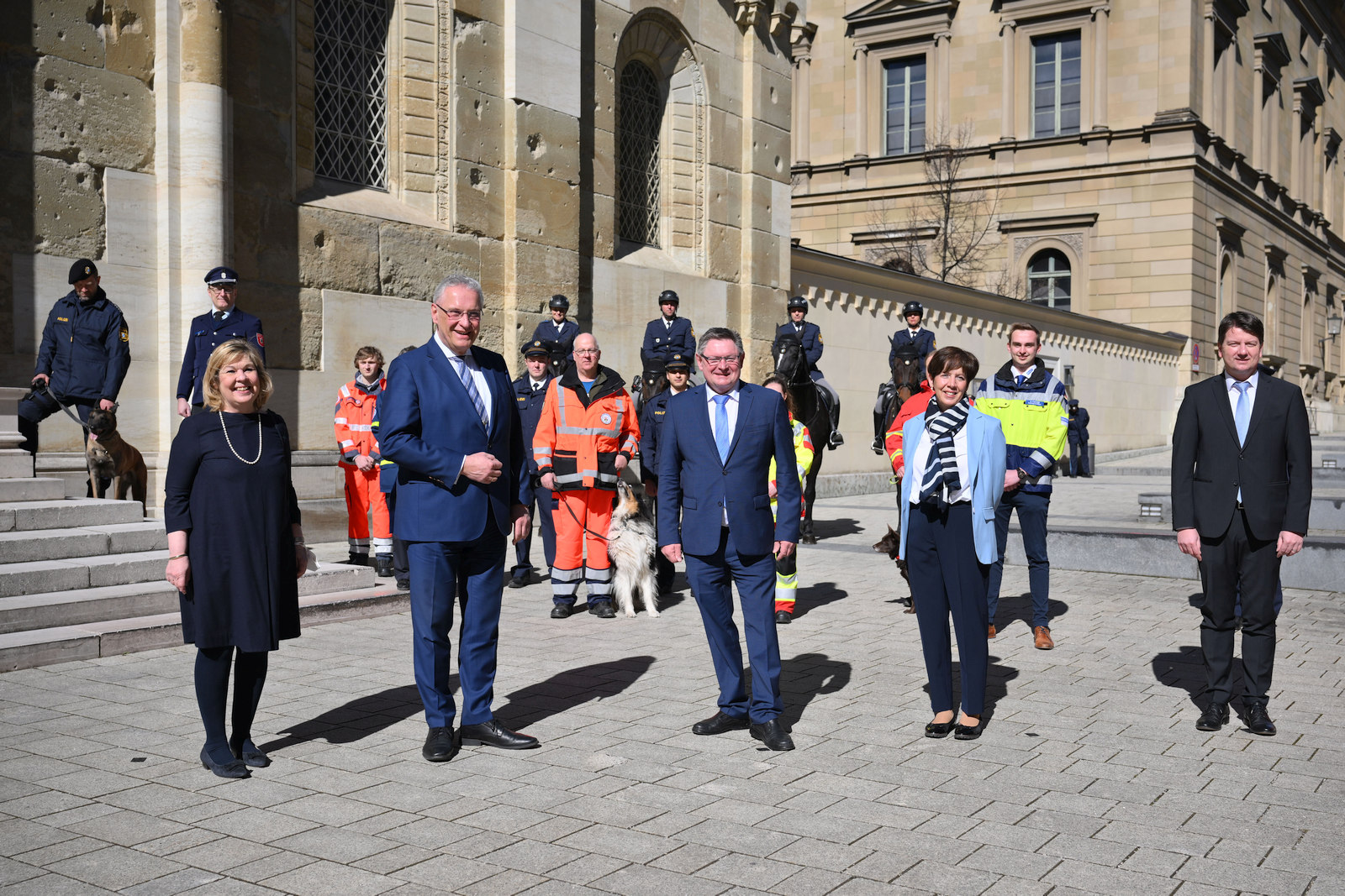 Bayerns Innenminister Joachim Herrmann verabschiedet Gerhard Eck und begrüßt Sandro Kirchner als neuen Innenstaatssekretär am 10.03.2022 bei einem Festakt in der Allerheiligen-Hofkirche in Muenchen. Am 22. Februar wurde Sandro Kirchner als neuer Innenstaatssekretär vereidigt. Sein Vorgänger Gerhard Eck hatte das Amt mehr als zwölf Jahre inne und war damit seit 1945 der mit Abstand am längsten amtierende Staatssekretär im bayerischen Innenministerium. Foto: Sebastian Widmann / StMI