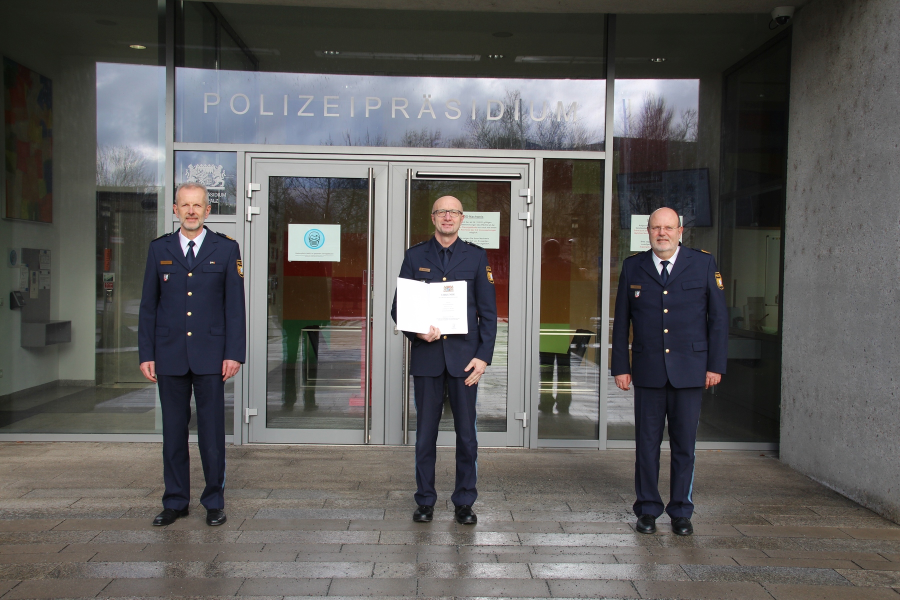 Aushändigung der Ernennungsurkunde zum Ersten Polizeihauptkommissar V.l.n.r.: Polizeivizepräsident Thomas Schöniger, Polizeihauptkommissar Thomas Dietrich, Polizeipräsident Norbert Zink Foto: Polizeipräsidium Oberpfalz