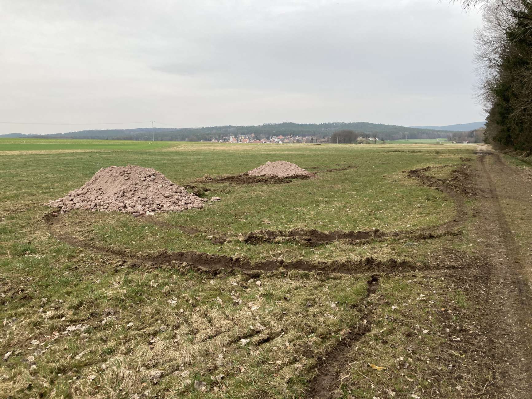 Vermutlich mit landwirtschaftflichem Gerät wurde der Schutt zur Wiese gebracht Foto: Polizei Sulzbach-Rosenberg