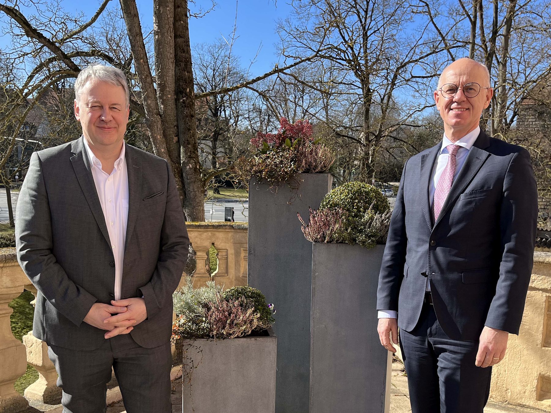 Sie kennen und schätzen sich: Landrat Richard Reisinger und der neue Regierungspräsident der Oberpfalz, Walter Jonas (v.li.) Foto: Christine Hollederer