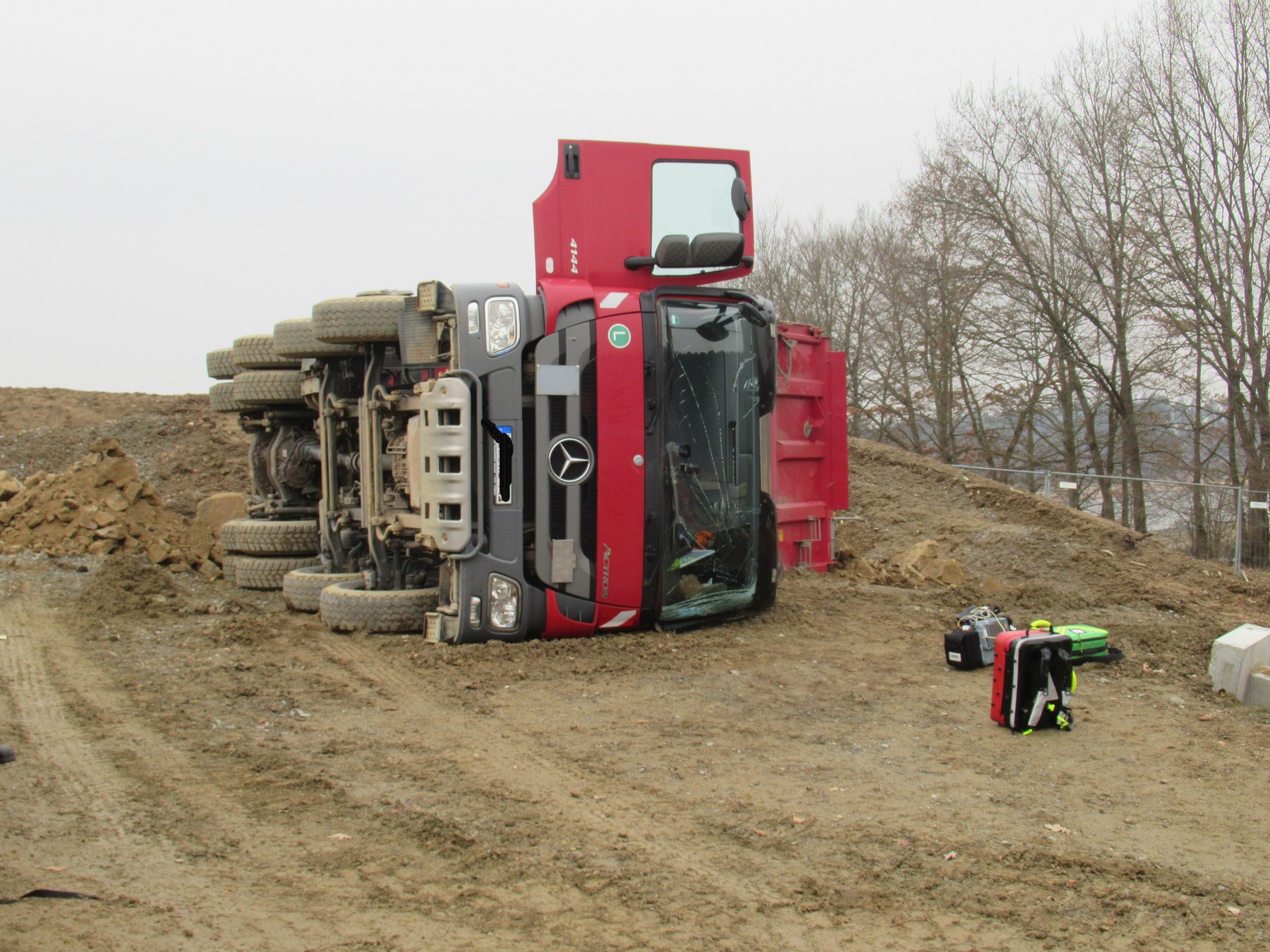 Der LKW-Fahrer wurde nur leicht verletzt, musste aber stationär behandelt werden Foto: Polizei Tirschenreuth