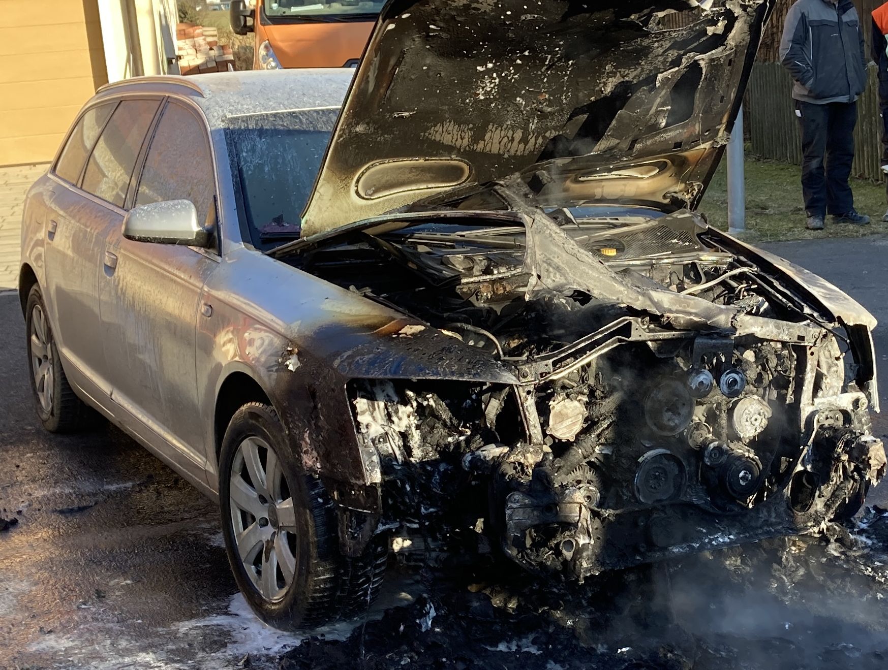 Das Fahrzeug wurde durch den Brand total zerstört Quelle: Polizei Tirschenreuth