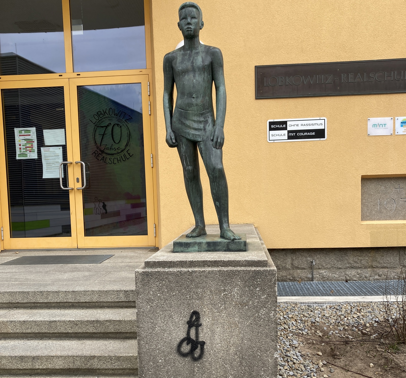 Die Statue der Realschule mit Schmiererei Quelle: PI NEW