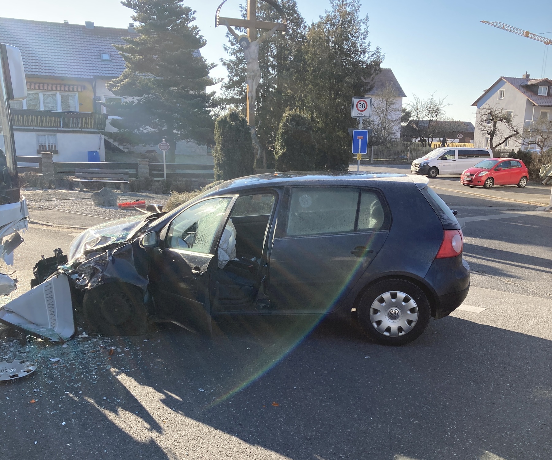 Der PKW kollidierte frontal mit dem Bus Foto: Polizei NEW