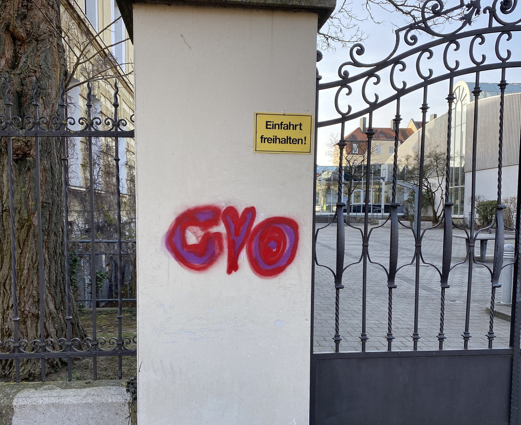 Rund 500 € Sachschaden verursachten die Graffiti-Sprayer an der Schule Foto: Polizei Amberg