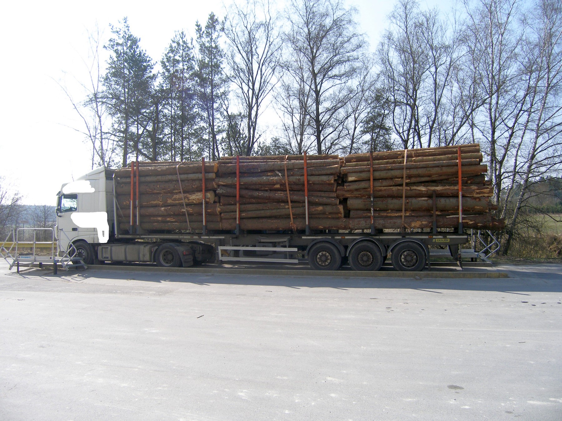 Bild des überladenen Sattelzuges von ca. 55 Tonnen Foto: PI Tirschenreuth