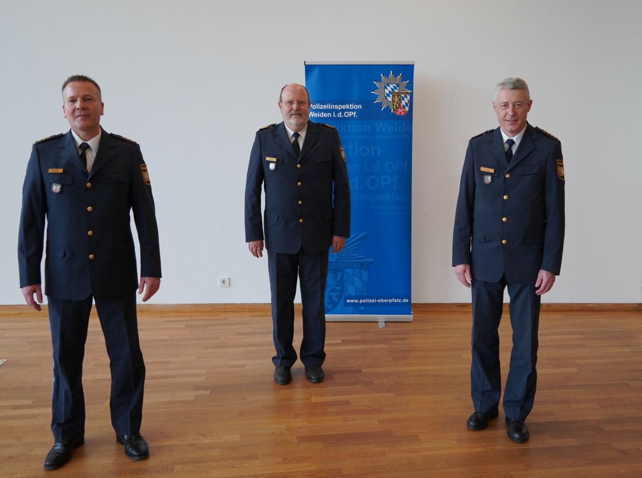 Amtswechsel bei der Polizeiinspektion Weiden i.d.OPf  Bildunterschrift V.l.n.r.: Polizeidirektor Markus Fuchs, Polizeipräsident Norbert Zink, Leitender Polizeidirektor Klaus Müller  Foto: Polizeipräsidium Oberpfalz