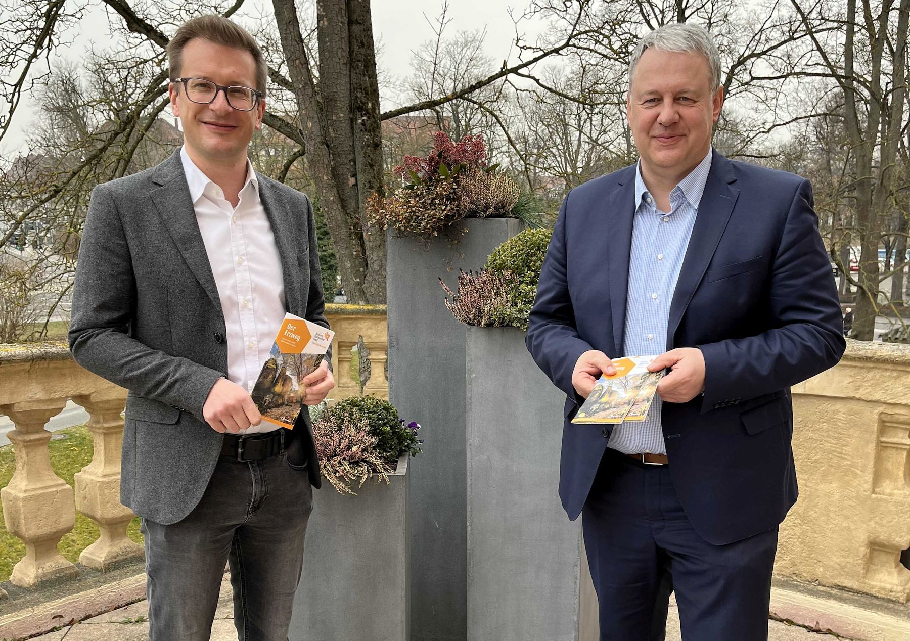 Tourismusreferent Hubert Zaremba und Landrat Richard Reisinger (v.li.) stellten die neue, kompakte Broschüre „Der Erzweg“ vor. Foto: Christine Hollederer