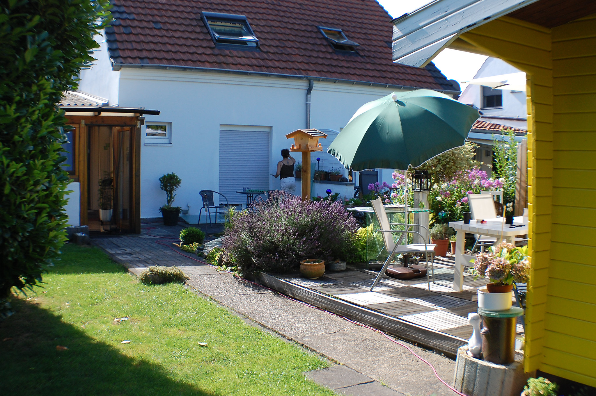 Fremder schleicht in Garten herum