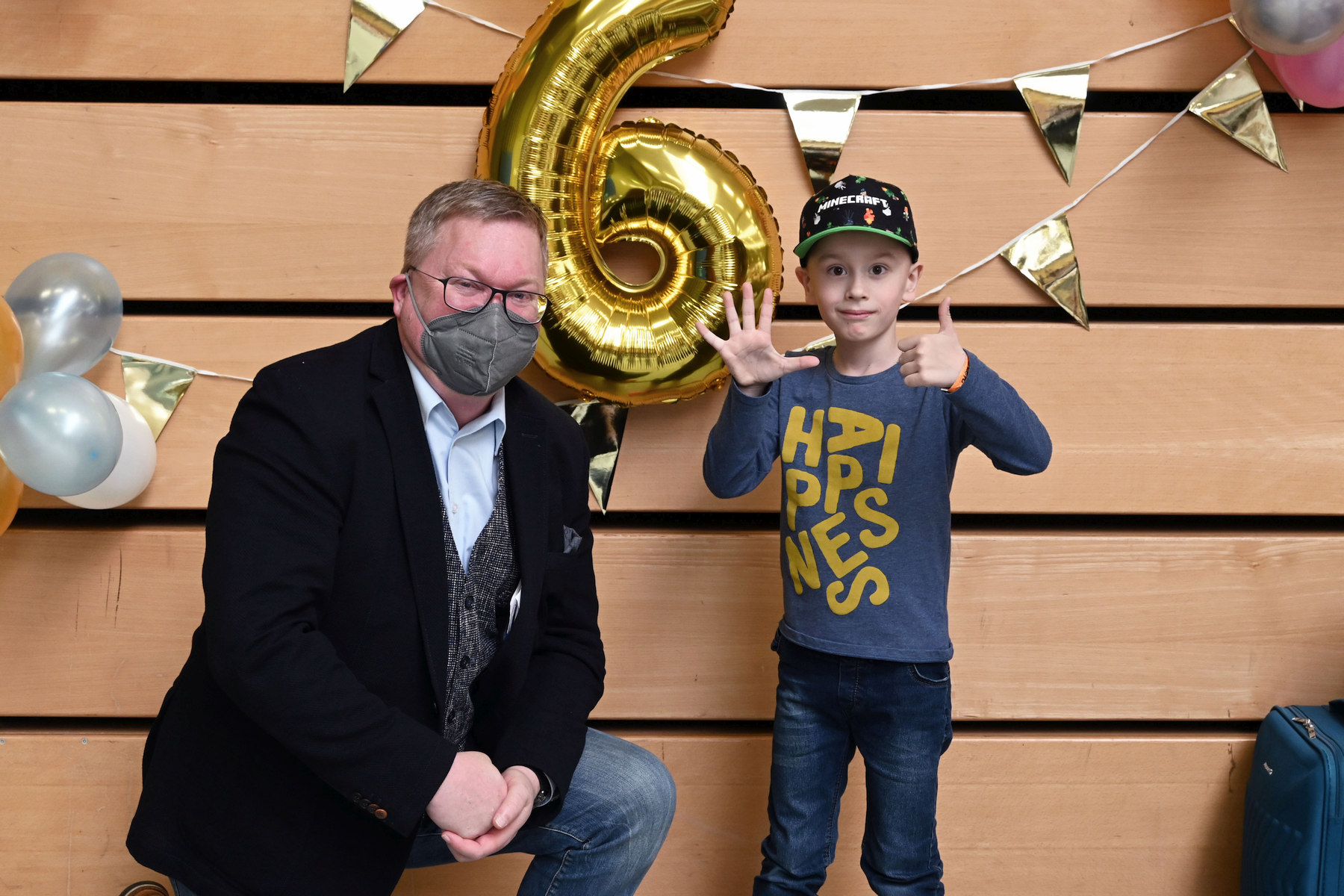 Oberbürgermeister Michael Cerny gratuliert dem kleinen Oleh zu seinem 6. Geburtstag Foto: Susanne Schwab, Stadt Amberg