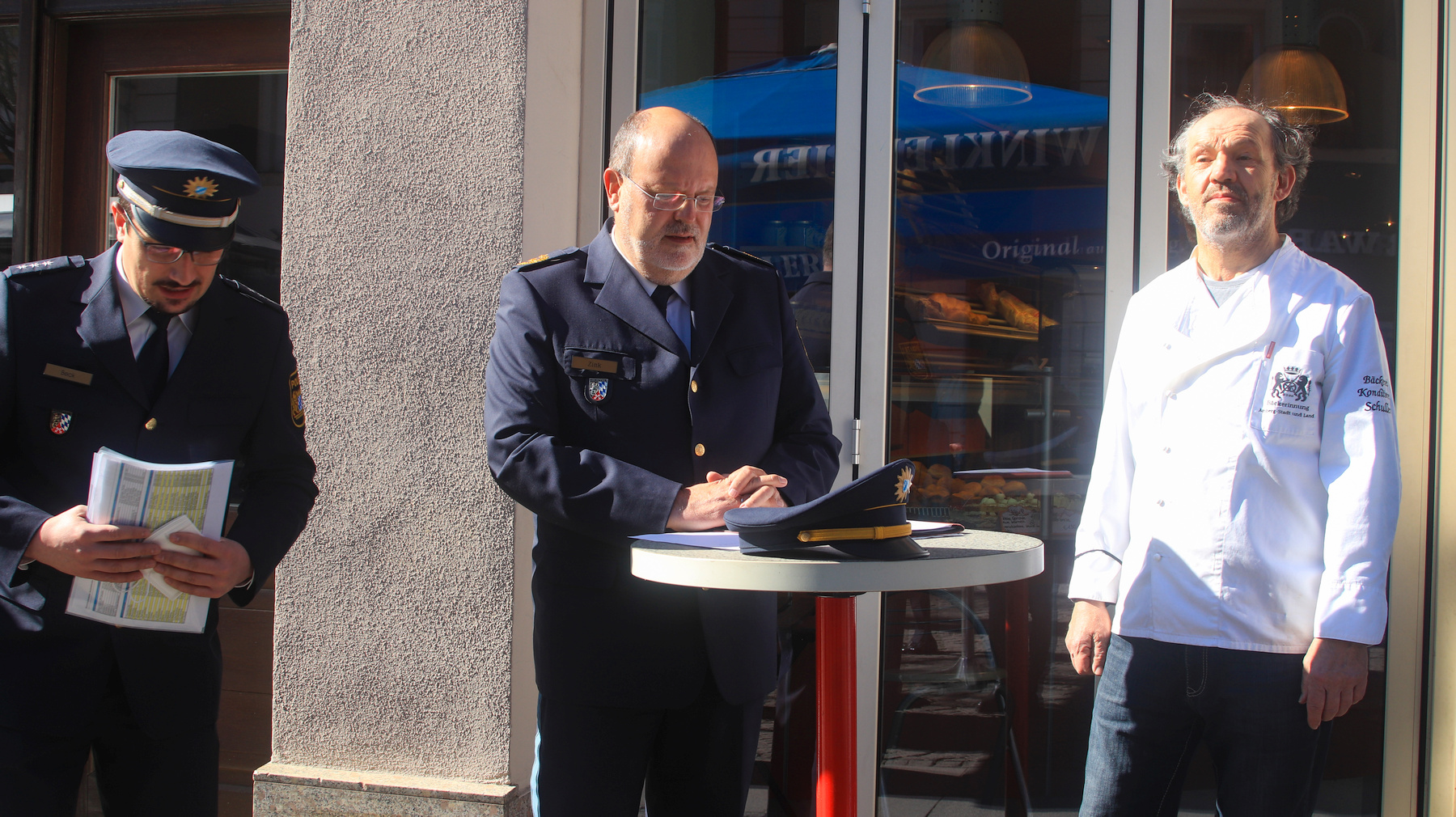 Polizeipräsident Norbert Zink mit Pressesprecher Florian Beck und Bäckermeister Alfred Schuller bei der Vorstellung der Bäckertüten Foto: Pressedienst Wagner