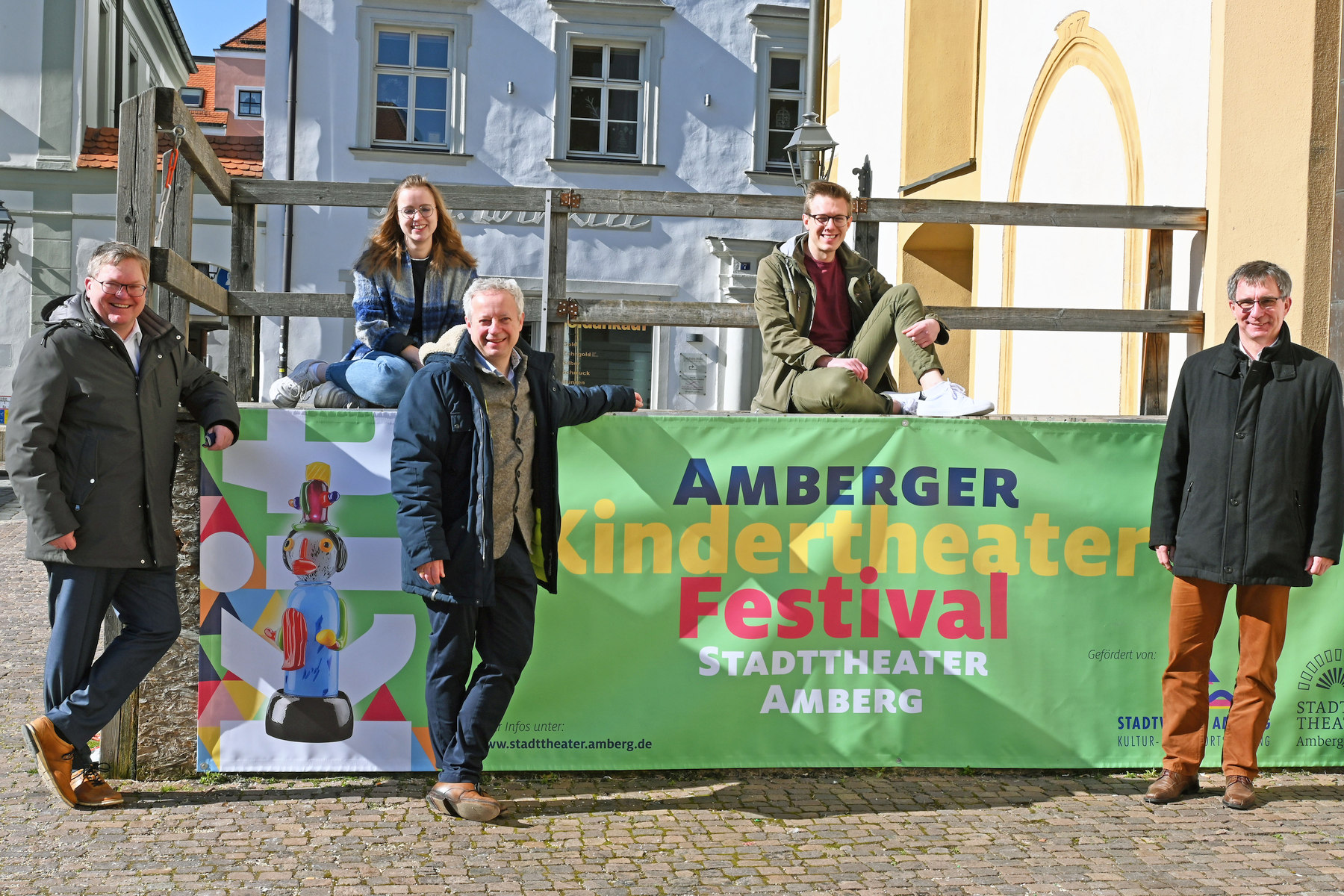 Präsentierten wieder ein tolles Programm: Oberbürgermeister Michael Cerny Kulturamtsmitarbeiterin Sarah Kotz, Kulturreferent Dr. Fabian Kern, Kulturfachkraft Jonathan Danigel und Prof. Dr. Stephan Prechtl, Geschäftsführer des Sponsors Stadtwerke Amberg, bei der Vorstellung des Kindertheaterfestivals 2022 Foto: Susanne Schwab, Stadt Amberg