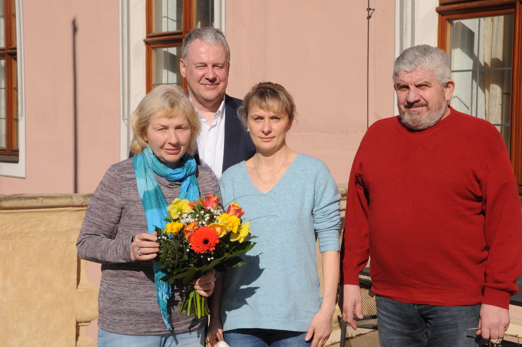 Auf dem Balkon des Landratsamtes begrüßte Landrat Richard Reisinger (hinten) das Ehepaar Iryna (links) und Anatoli (rechts) Nodtochei aus Charkow mit Dolmetscherin Tatjana Kotov (Mitte) Foto: Joachim Gebhardt