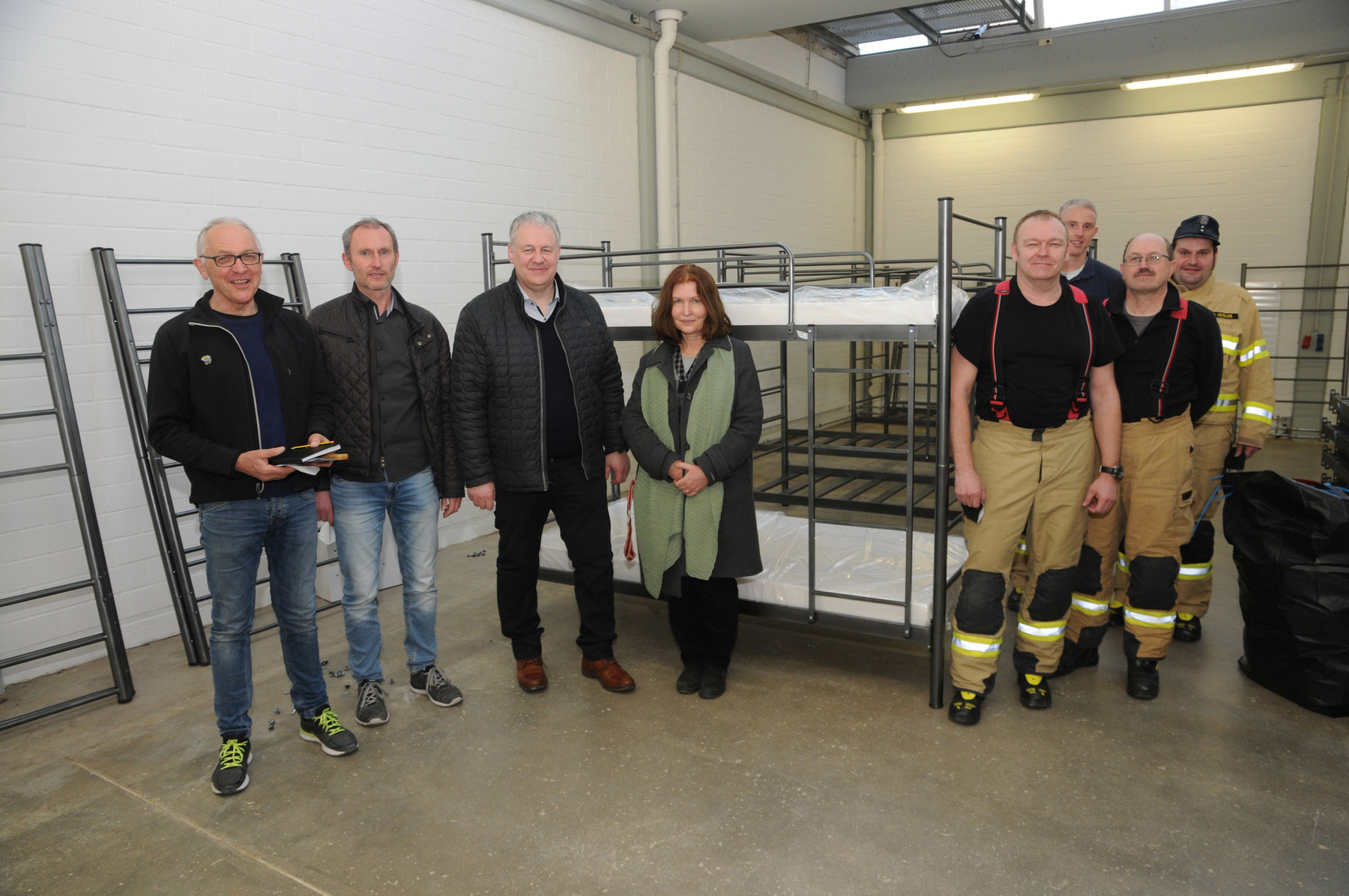 Das Aufbauteam mit Schulleiterin Sabine Fersch (Vierte von links) und Landrat Richard Reisinger (Dritter von links) an der Spitze steht - die Bettenkapazitäten in den Hallen wachsen heran Foto: Joachim Gebhardt