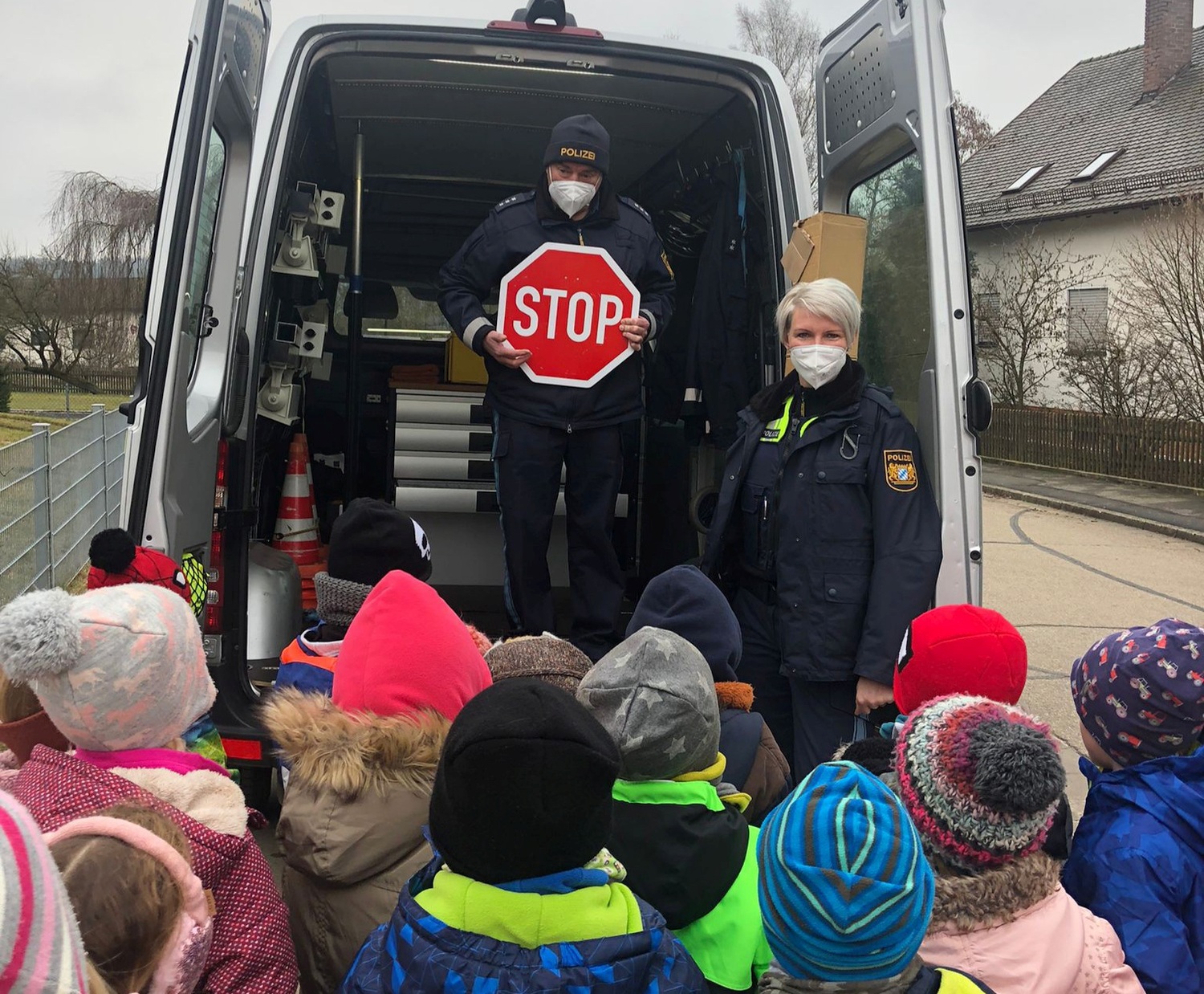 PHK Heselmann und PHMin Ram-Höcherl beim Vorstellen des Verkehrserzieherbusses Foto: Polizei Amberg