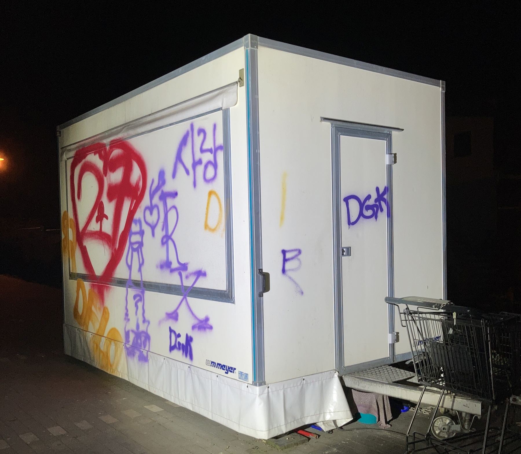 Sachbeschädigung durch Graffitischmierereien auf dem EDEKA Parkplatz in Vilseck