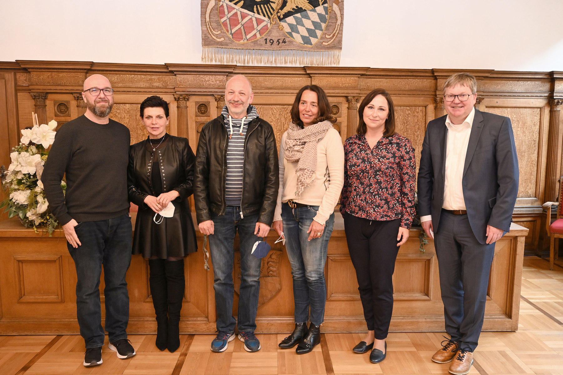 „Zusammenstehen und gemeinsam helfen" ist nicht nur für sie das Gebot der Stunde: Michael Sandner, die Bürgermeisterin von Ambergs polnischer Partnerstadt Renata Surma, Hans Lauterbach, Anne-Maria Meißner-Wagner, Anja Seliger und Oberbürgermeister Michael Cerny (v.l.n.r.) Foto: Susanne Schwab, Stadt Amberg