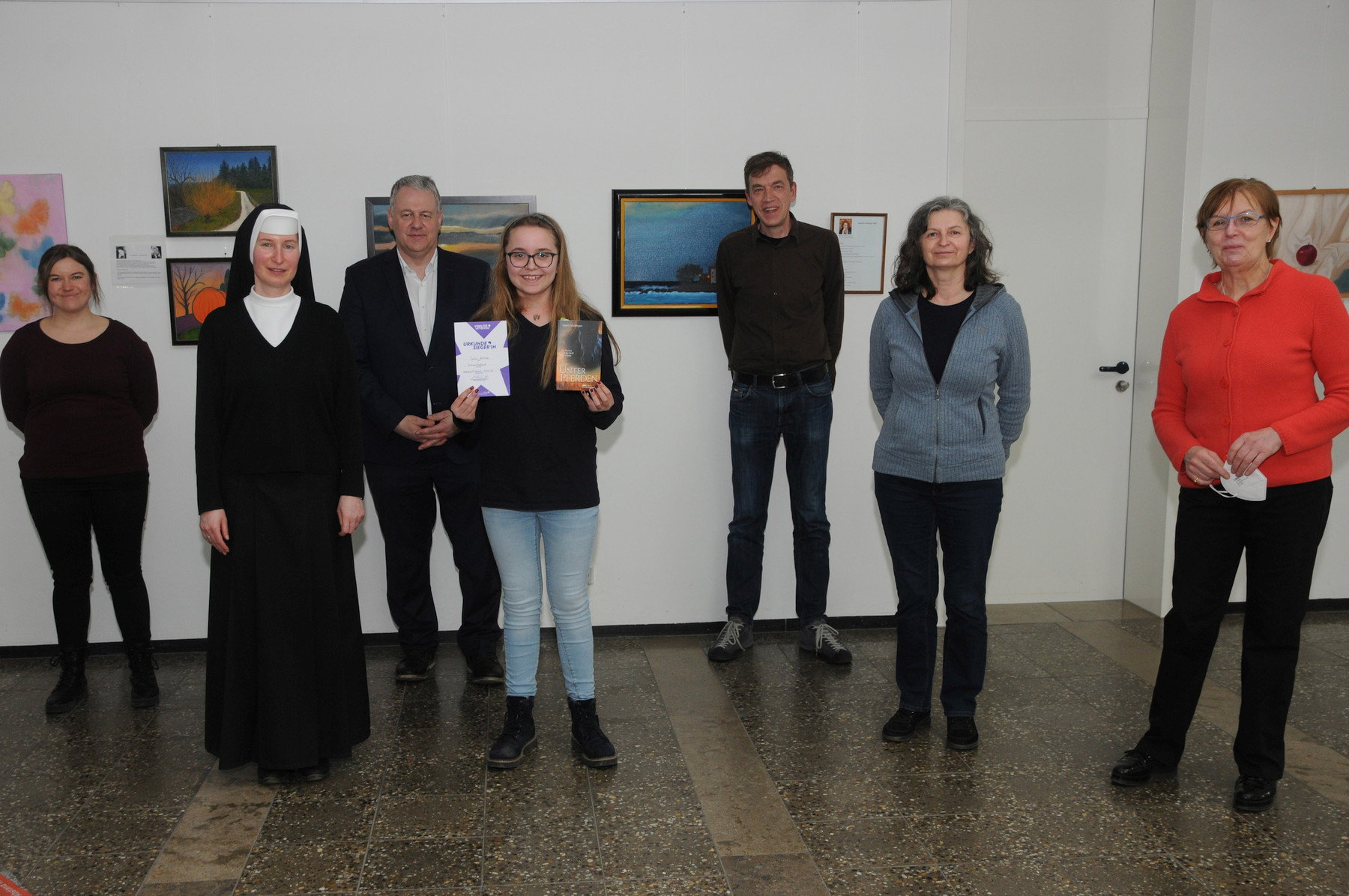 Glückwünsche für die Siegerin: Von links Senta Mitterer (KJR), Schwester Theresia Hauthaler, Landrat Richard Reisinger, Vorlese-Siegerin Julia Lettner sowie Ralf Volkert, Patricia Preuß und Hannelore Dorner von der Jury Foto: Joachim Gebhardt