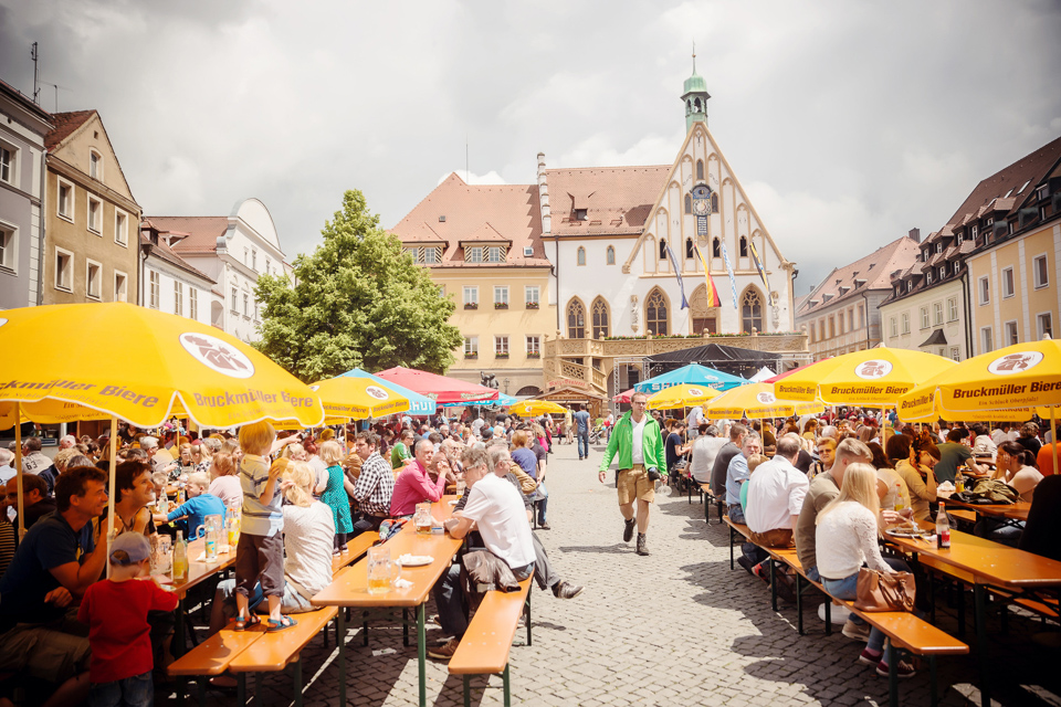 Der Marktplatz ist das „Wohnzimmer“ der Amberger:innen – auch hier wird am 15. Mai 2022 eine große Bühne stehen. (Foto: Stadt Amberg)