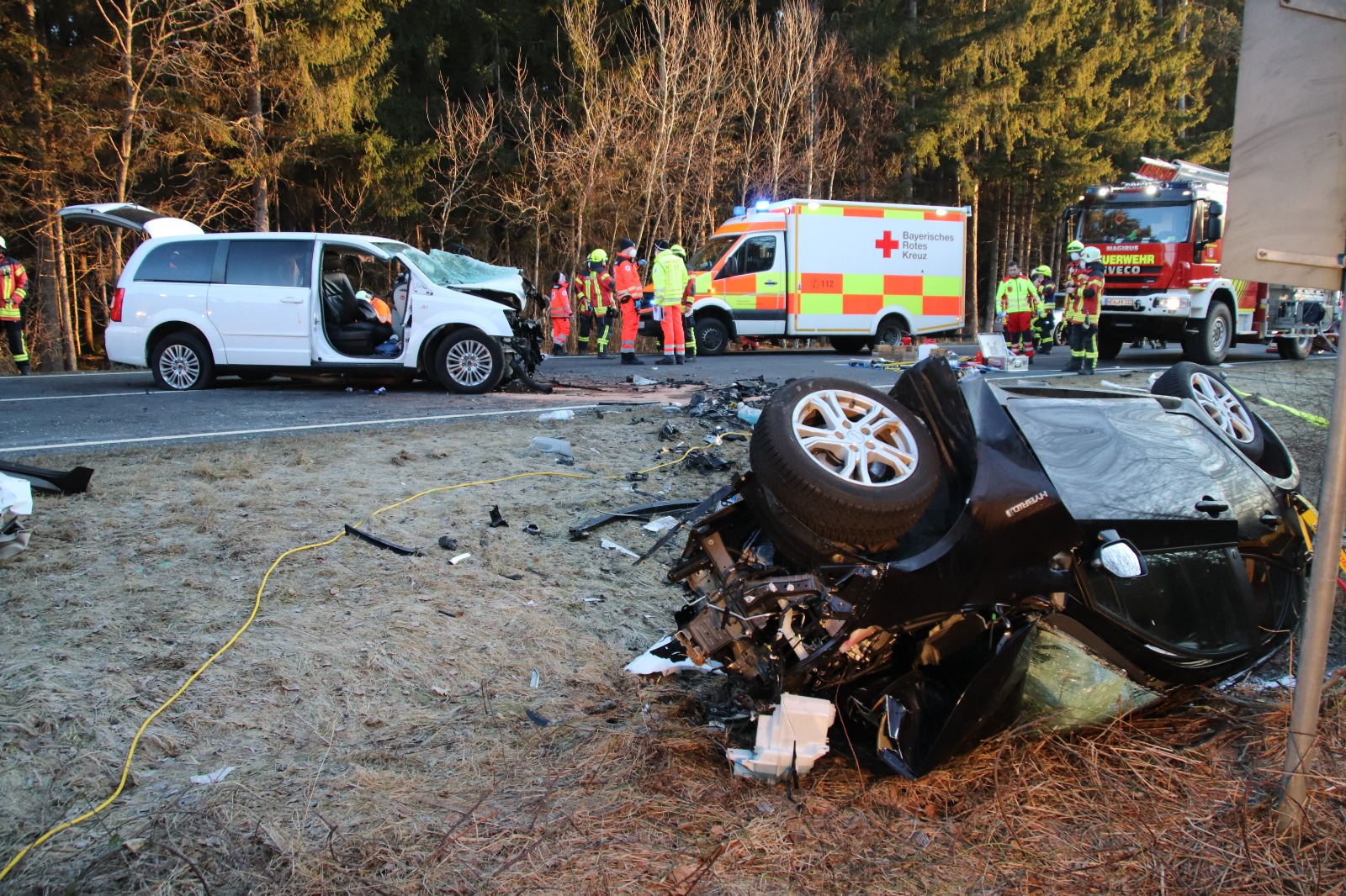 Beide Fahrzeuge wurden bei dem Unfall total zerstört, ein Fahrer verstarb noch am Unfallort Foto: Oberpfalz Aktuell