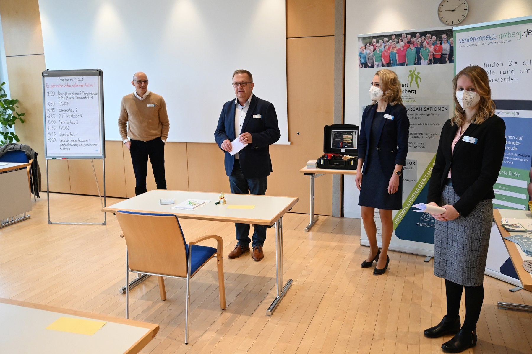 Seminar „Es gibt nichts Gutes, außer man tut es“. Von links: Referent Jürgen Griesbeck, Seniorenakademie Bayern, 2. Bürgermeister Martin J. Preuß, Elisabeth Triller, Leiterin Freiwilligenagentur, Sabrina Liermann, Leiterin Seniorenstelle. Foto © Thomas Graml, Stadt Amberg