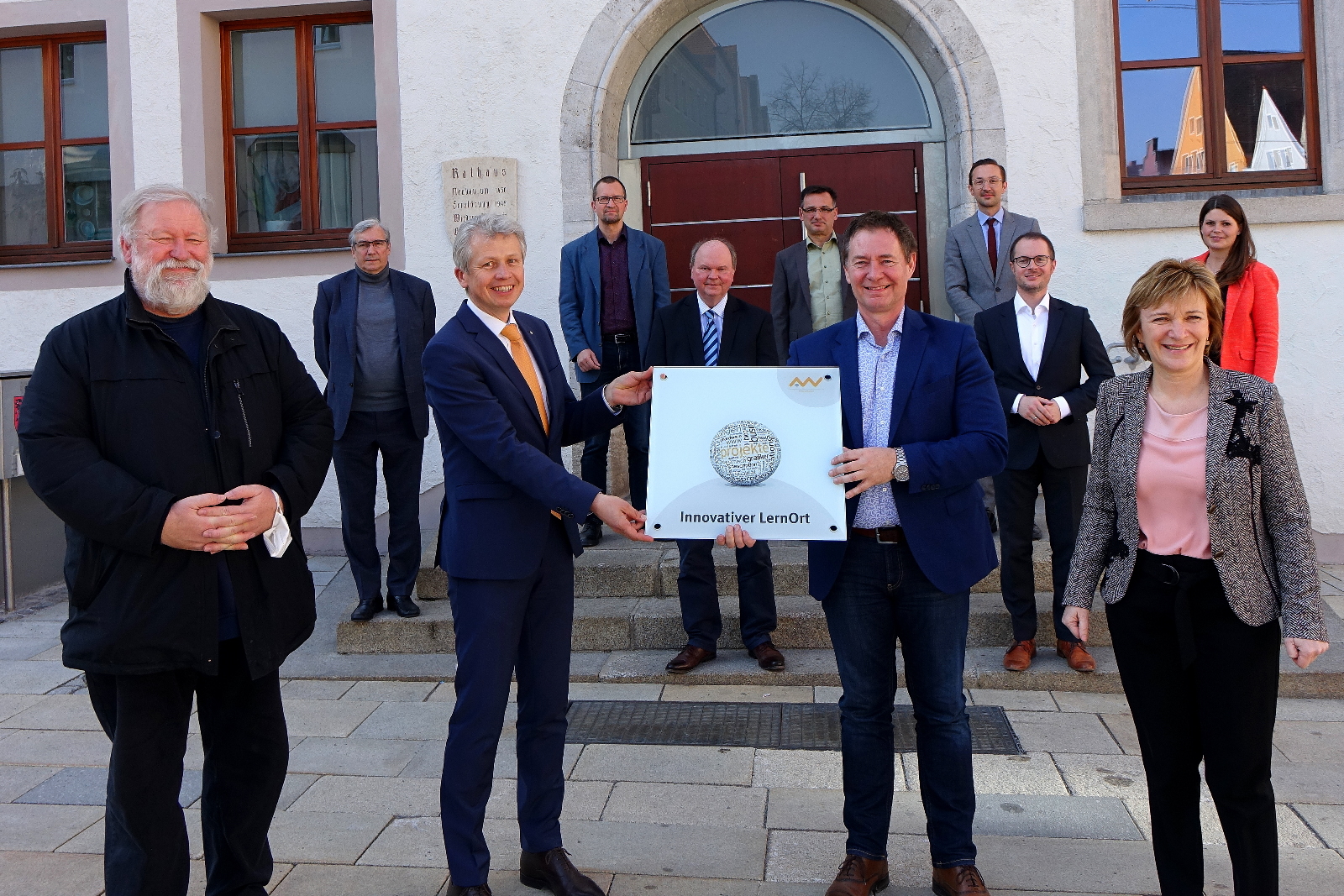 Neumarkt wird Innovativer LernOrt: (v.l.n.r.) Kanzler der OTH Amberg-Weiden Ludwig von Stern, Prof. Dr. Ralph Hartleben, Präsident Prof. Dr. Clemens Bulitta, Prof. Dr. Ulrich Schäfer, Prof. Dr. Wolfgang Weber, Leiter des Amtes für Wirtschaftsförderung Wolfgang Wittl, Oberbürgermeister Thomas Thumann, Verwaltungsdirektor Linus Sklenarz, Prof. Dr. Steffen Hamm, Vizepräsidentin Prof. Dr. Christiane Hellbach, ILO-Projektkoordinatorin Hanna Gallitzendörfer Foto: Dr. Franz Janka/Stadt Neumarkt