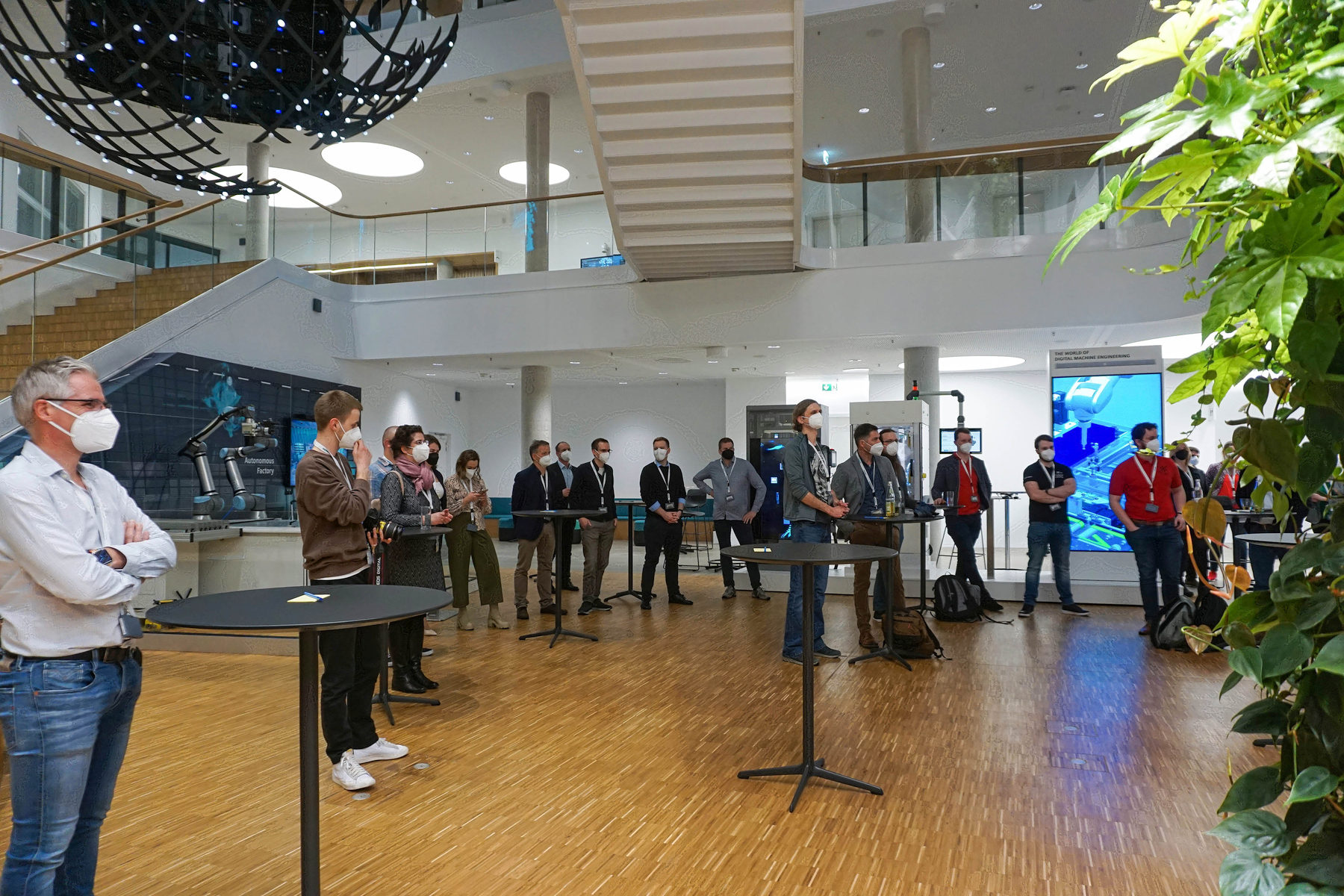 Teilnehmende bei der Auftaktveranstaltung im Siemens Besucherzentrum THE IMPULSE (Foto: Misch/OTH Amberg-Weiden)