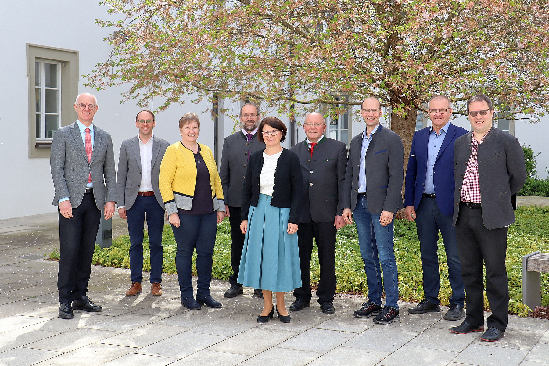 vlnr.: Regierungspräsident Walter Jonas, BBV-Bezirksgeschäftsführer Hubert Hofmann, Stellvertretende Bezirksbäuerin Irmgard Zintl, BBV-Direktor Peter Huber, Bezirksbäuerin Rita Blümel, BBV-Bezirkspräsident Josef Wutz, Stellvertretender Bezirkspräsident Ely Eibisch, Bereichsleiter Ernährung und Landwirtschaft Johannes Hebauer, Regierungsvizepräsident Florian Luderschmid Foto: Regierung der Oberpfalz/Kammermeier