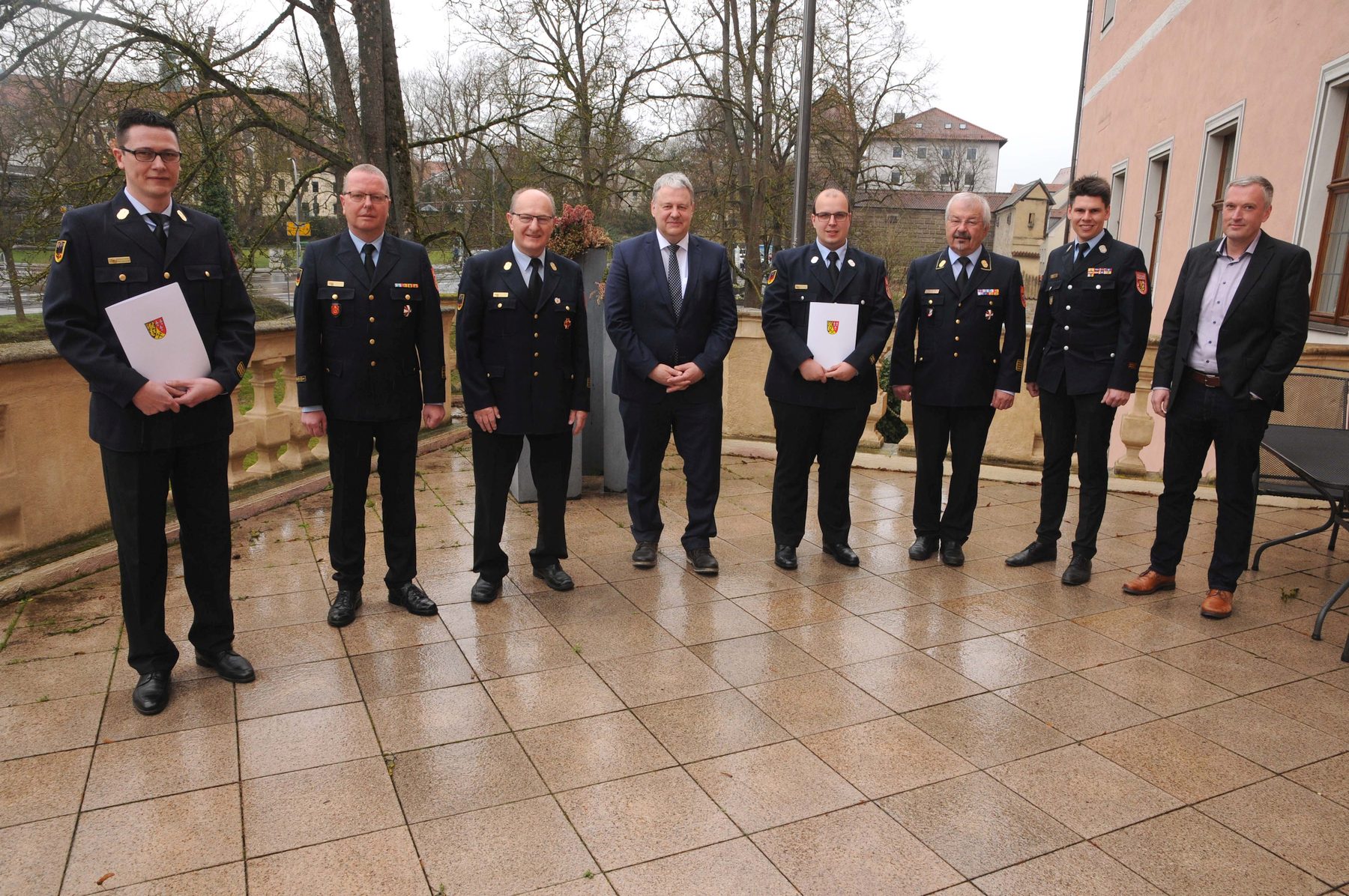 Im Bild von links der neue Kreisbrandinspektor Armin Daubenmerkl, Kreisbrandinspektor Christof Strobl, der ausscheidende Kreisbrandinspektor Hubert Blödt, Landrat Richard Reisinger, der neue Fachkreisbrandmeister Florian Schlegel, Kreisbrandrat Fredi Weiß, Kreisbrandmeister Dominik Ernst und der Sachbearbeiter Katastrophenschutz im Landratsamt, Matthias Viehauser Foto: Joachim Gebhardt 