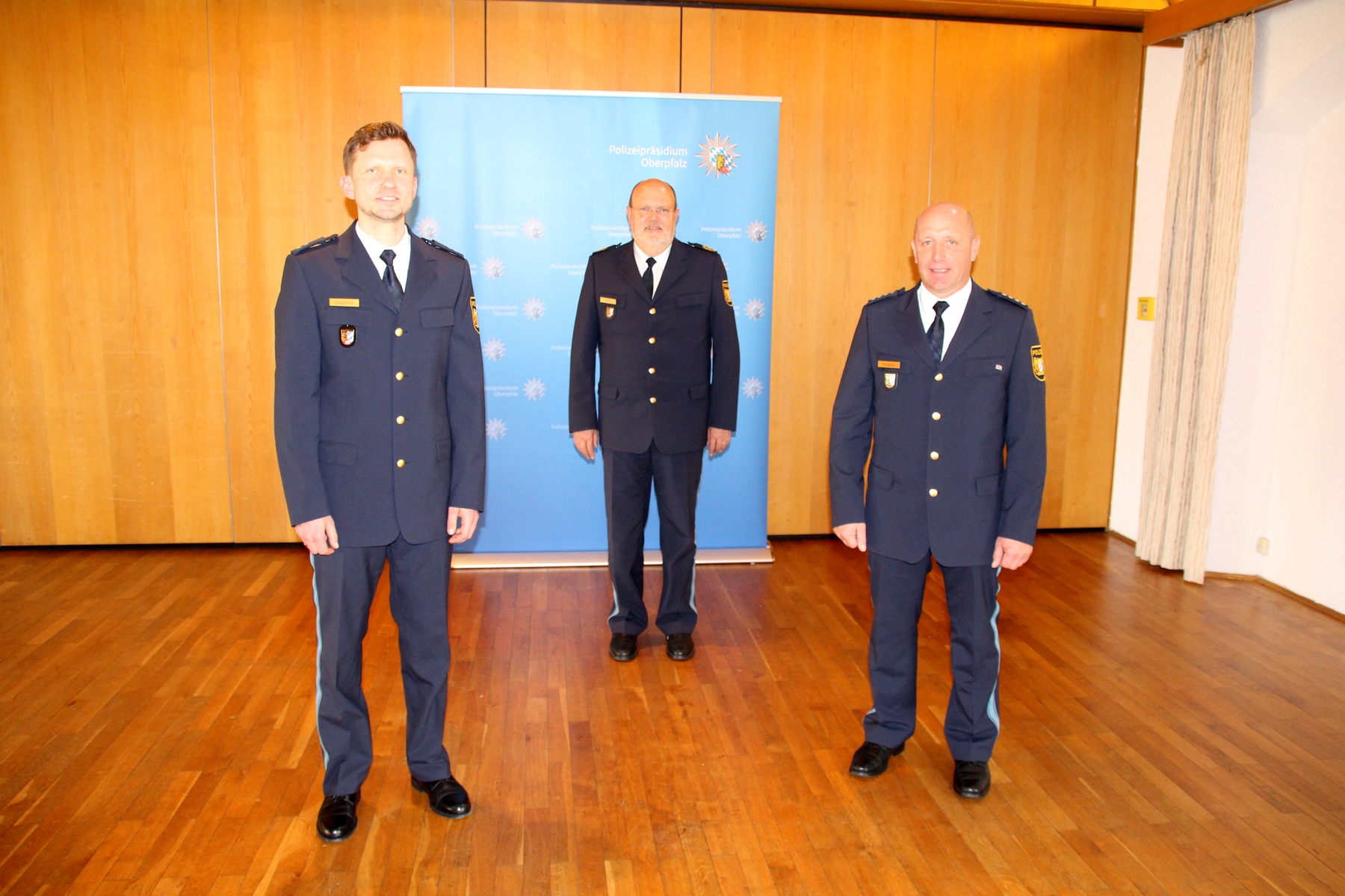 V.l.n.r.: Polizeioberkommissar Mario Griesbeck, Polizeipräsident Norbert Zink, Polizeihauptkommissar Christian Pongratz Foto: Polizeipräsidium Oberpfalz