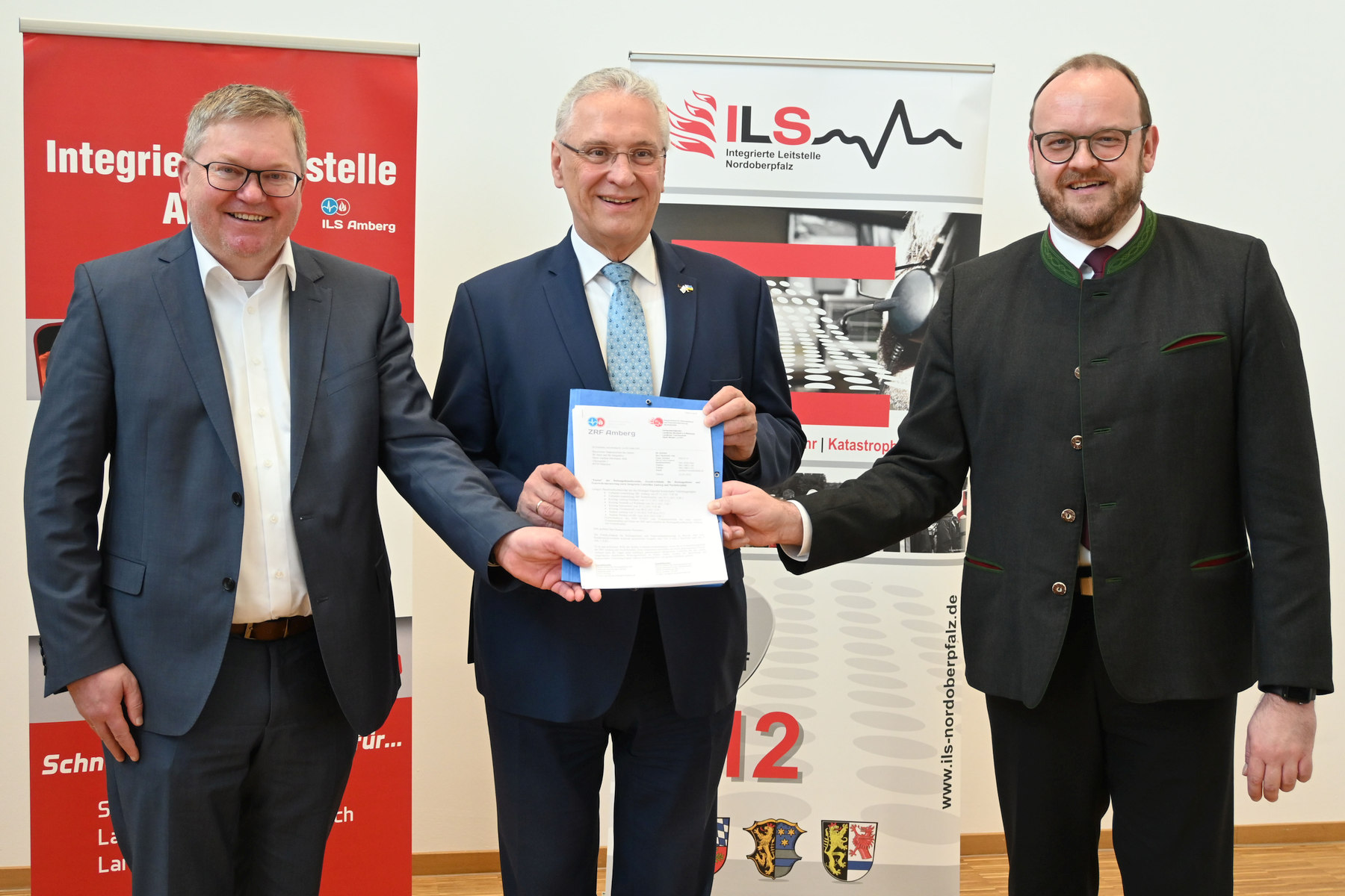 Oberbürgermeister Michael Cerny (links) und Landrat Andreas Meier (rechts) bei der Übergabe des Antrags an Bayerns Innenminister Joachim Herrmann Foto: Susanne Schwab, Stadt Amberg