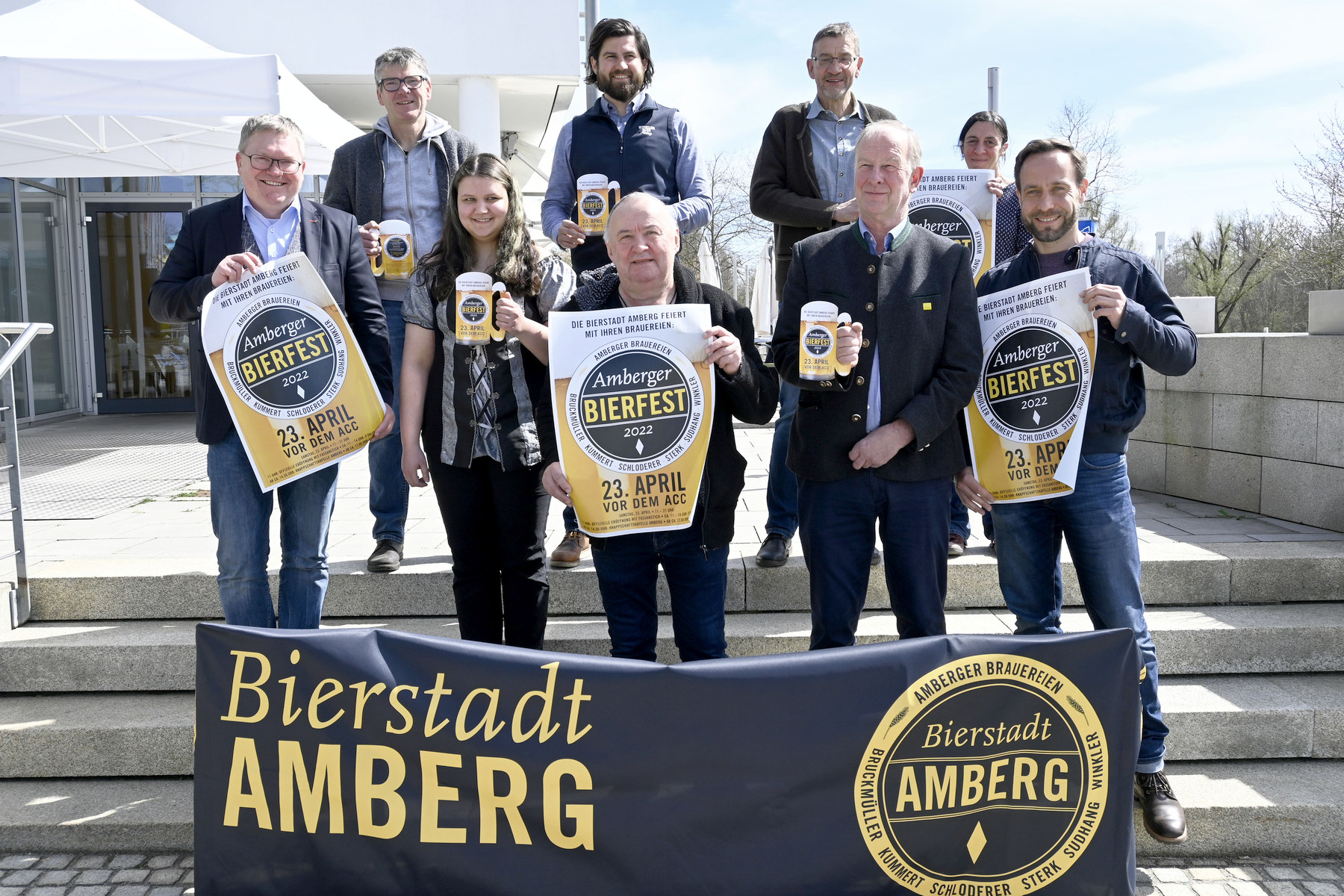 Sie laden gemeinsam zum 5. Amberger Bierfest ein, das am Samstag, 23. April, von 11 bis 21 Uhr vor dem ACC stattfindet: Oberbürgermeister Michael Cerny, Victoria Beale, Schloderer Bräu, ACC-Restaurantwirt Michael Eckl, Arno Diener, Hausbrauerei Sudhang und Franz Kummert, Brauerei Kummert (vordere Reihe von links) sowie Anton Bruckmüller, Brauerei Bruckmüller, Maximilian Winkler, Brauerei Winkler, Kulturamtsleiter Reiner Volkert und Barbara C. Frey vom Kulturamt (hintere Reihe von links) Foto: Susanne Schwab, Stadt Amberg