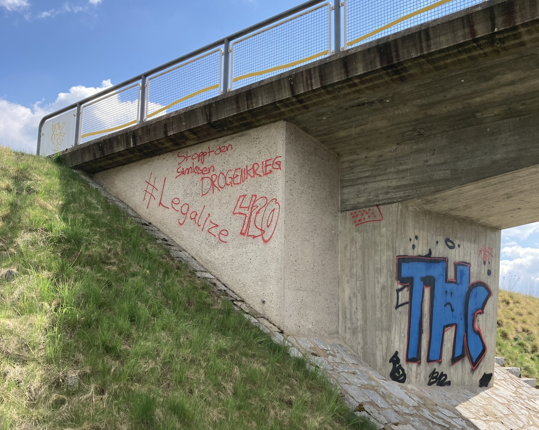 Straßenbrücke beschmiert