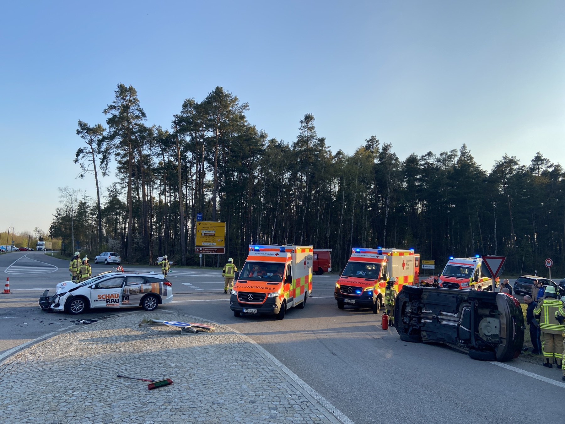 Die junge VW-Fahrerin wurde schwer verletzt mit dem Rettungshubschrauber abtransportiert Foto: Polizei Schwandorf