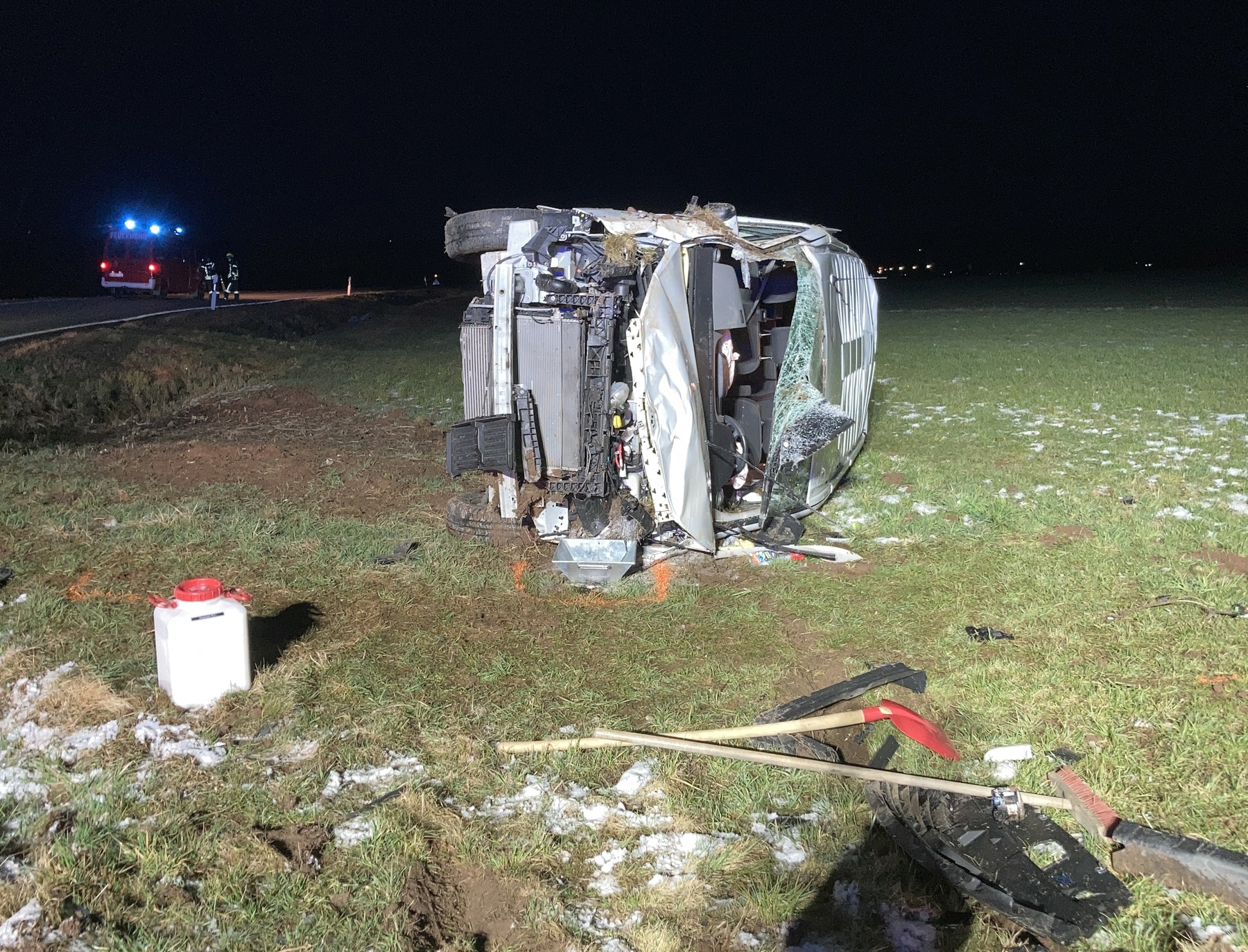 Der Kleintransporter wurde bei dem Unfall völlig zerstört Foto: Polizei NEW