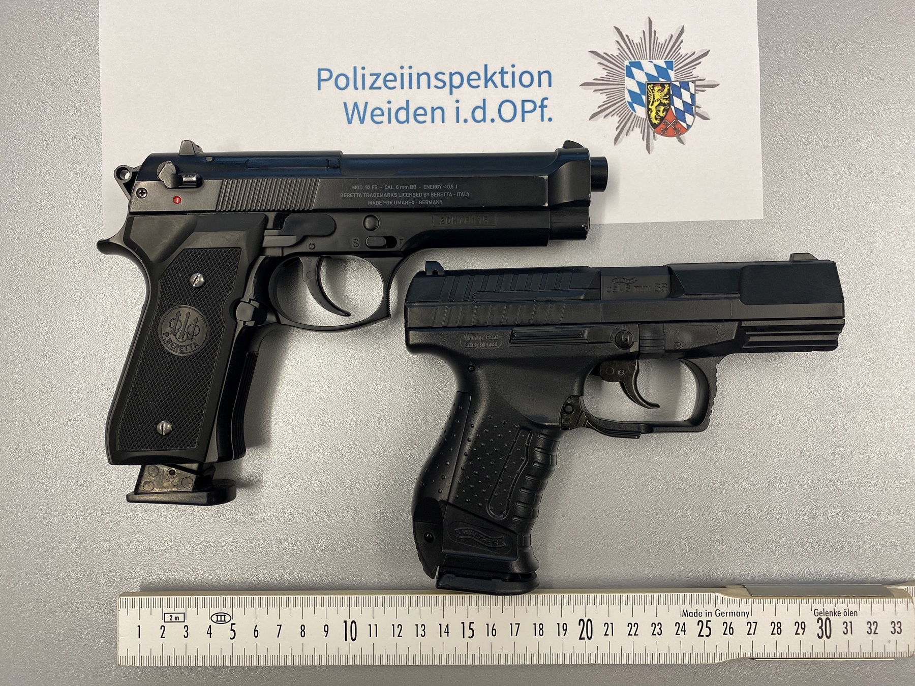 Die sichergestellten Soft-Air Waffen Foto: Polizei Weiden