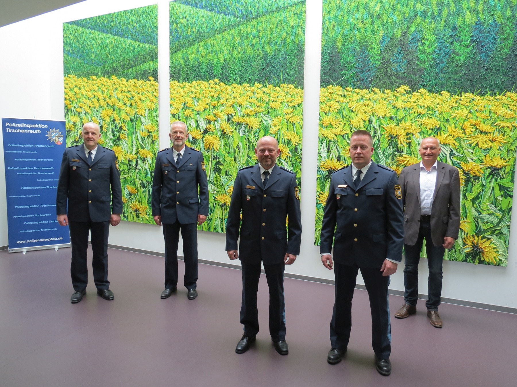 V.l.n.r.:EPHK Günther Burkhard (Leiter PI Tirschenreuth), Polizeivizepräsident Thomas Schöniger, KHK Johannes Zeug, PHK Andreas Sennert, EKHK Franz Eichenseher (Personalrat) Foto: Polizeiinspektion Tirschenreuth